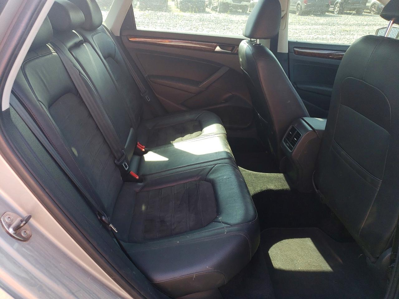 2013 Volkswagen Passat Sel Silver vin: 1VWCN7A38DC116046
