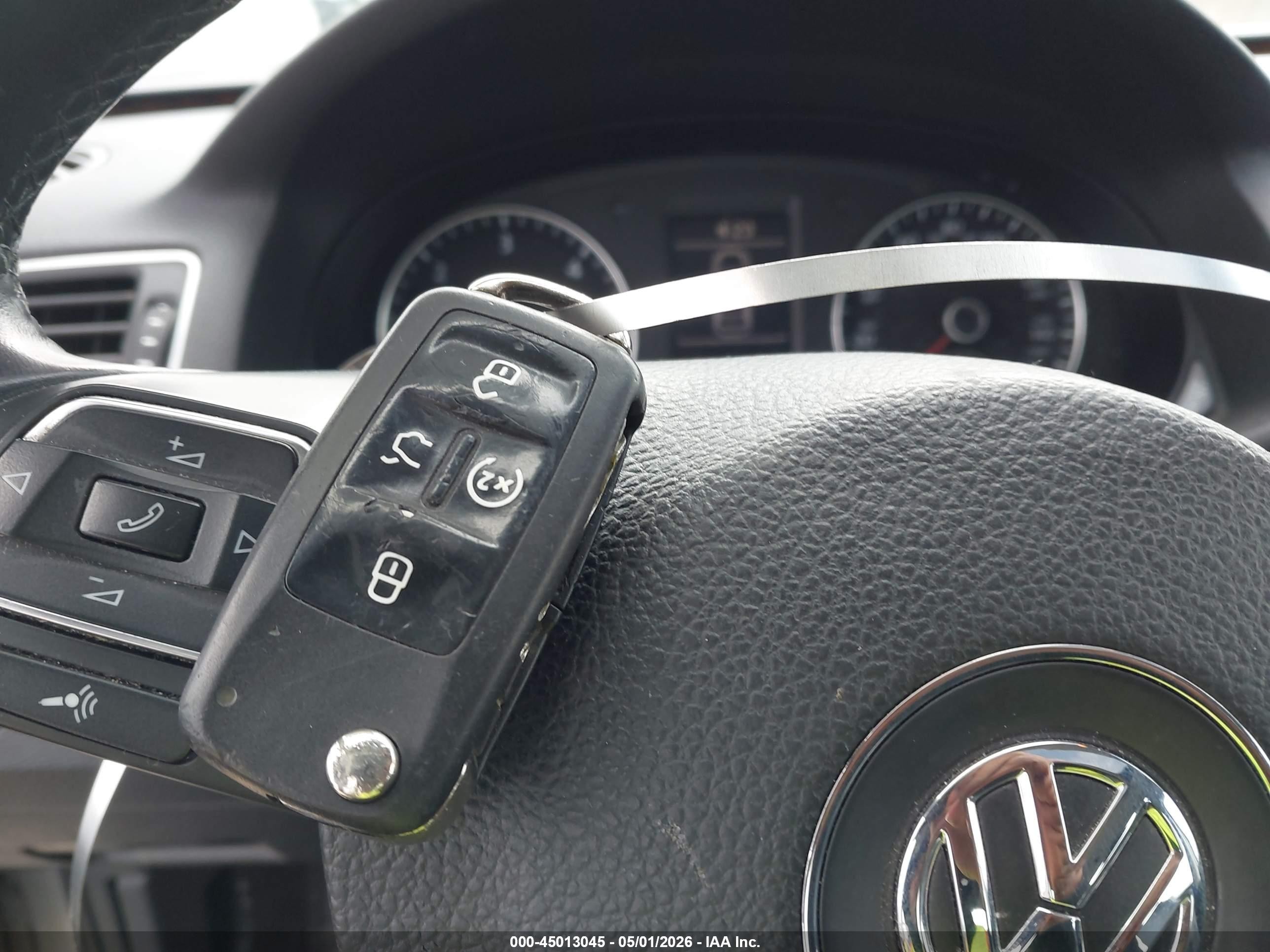 2013 Volkswagen Passat 2.0l Tdi Sel Premium Серебряный vin: 1VWCN7A39DC052714
