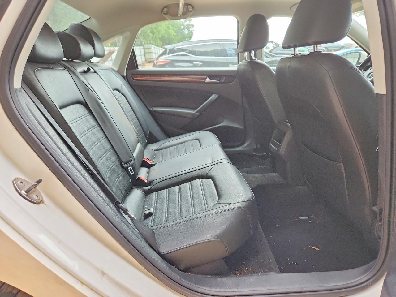 2012 Volkswagen Passat Sel White vin: 1VWCP7A30CC037155