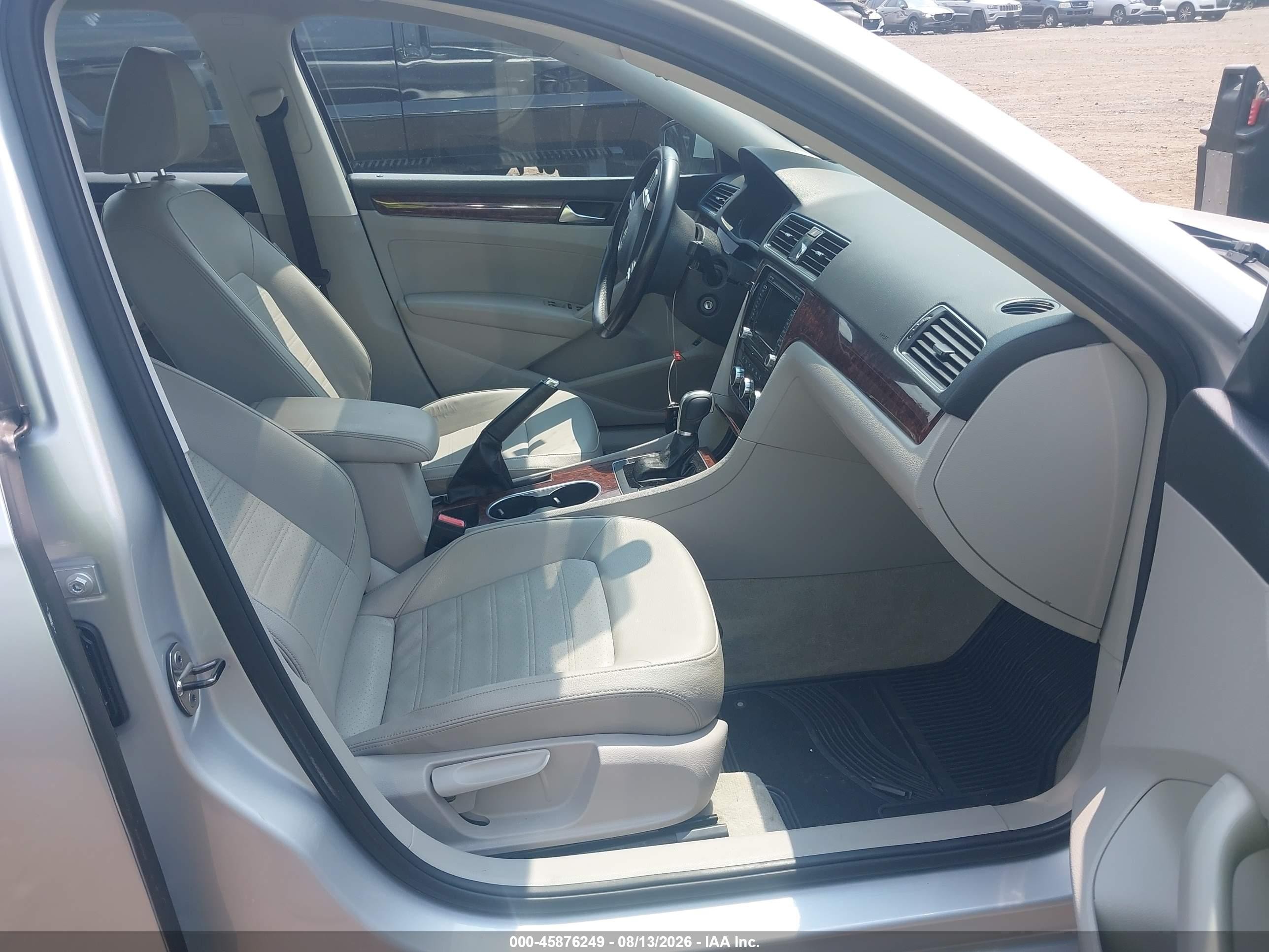 2013 Volkswagen Passat 2.5l Sel Silver vin: 1VWCP7A31DC082090