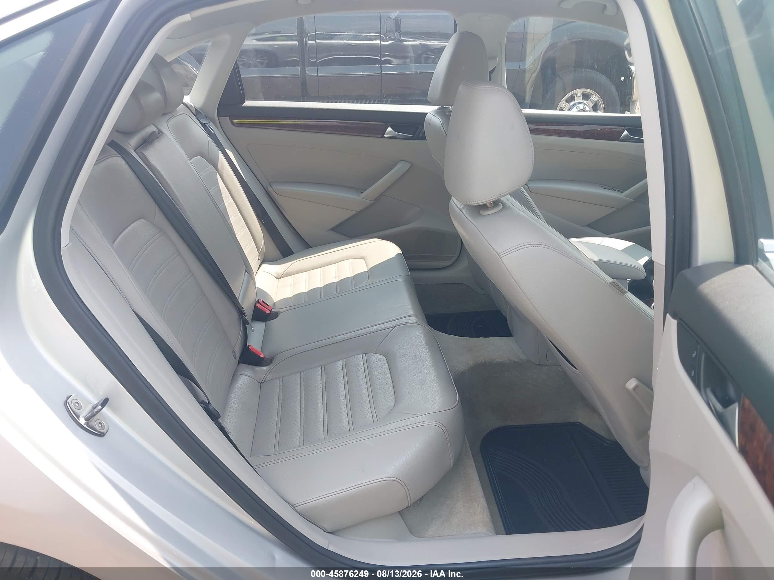 2013 Volkswagen Passat 2.5l Sel Silver vin: 1VWCP7A31DC082090