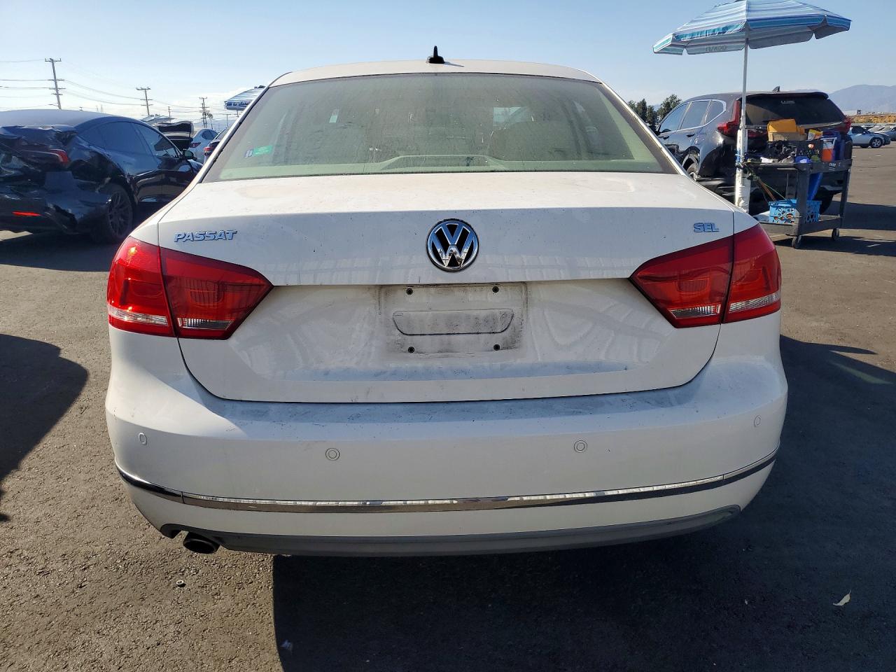 2012 Volkswagen Passat Sel White vin: 1VWCP7A32CC005372
