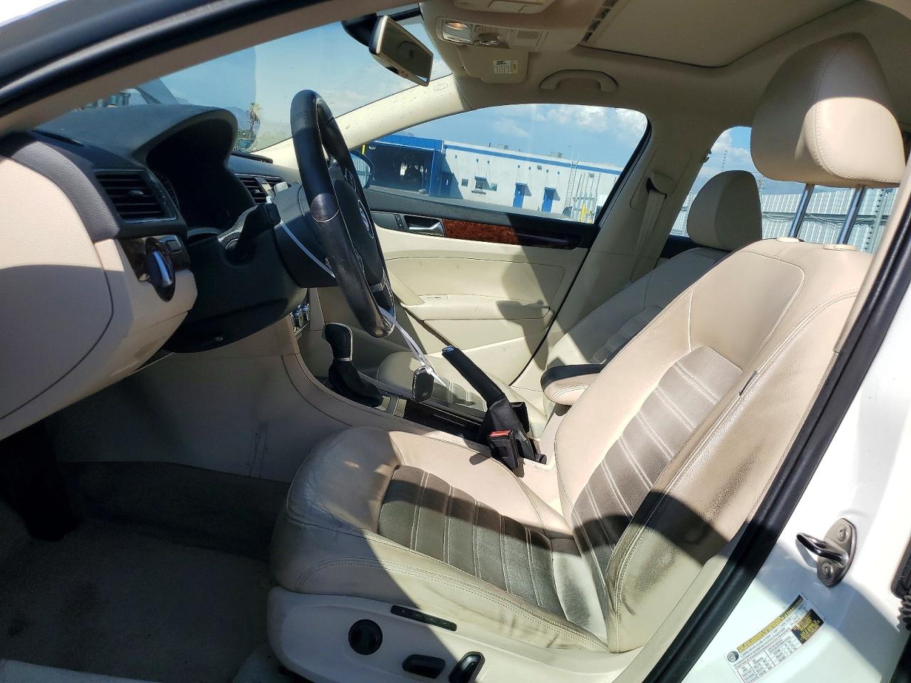 2012 Volkswagen Passat Sel White vin: 1VWCP7A32CC005372