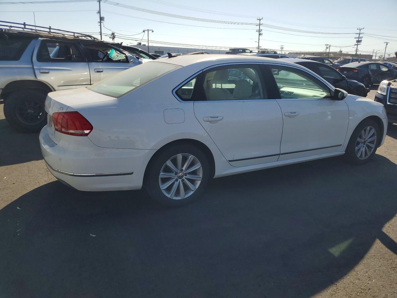 2012 Volkswagen Passat Sel White vin: 1VWCP7A32CC005372