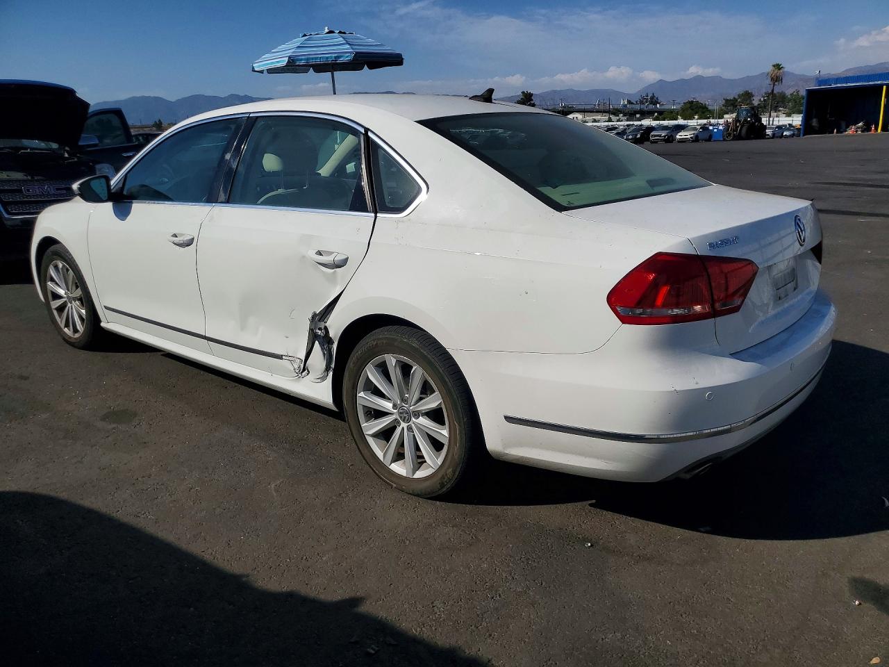 2012 Volkswagen Passat Sel White vin: 1VWCP7A32CC005372