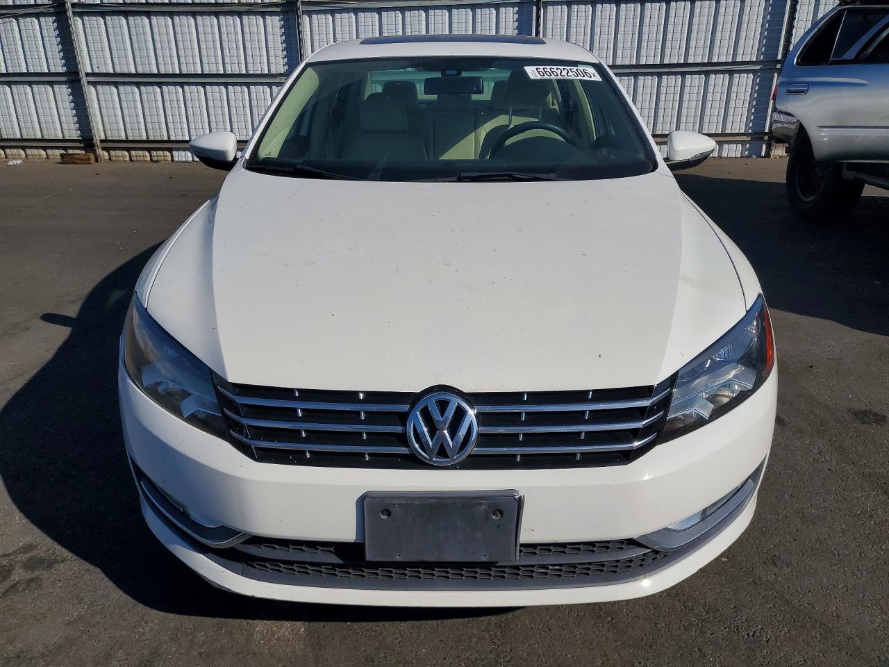 2012 Volkswagen Passat Sel White vin: 1VWCP7A32CC005372