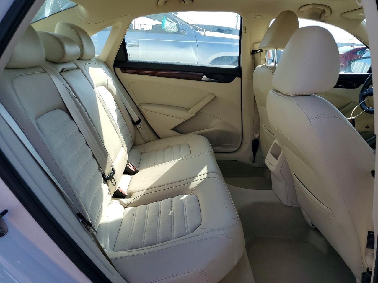 2012 Volkswagen Passat Sel White vin: 1VWCP7A32CC005372