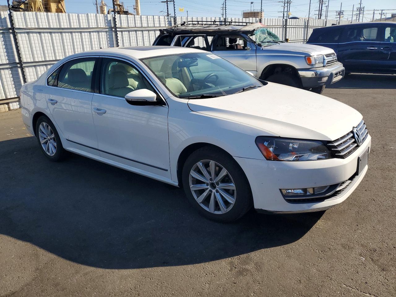 2012 Volkswagen Passat Sel White vin: 1VWCP7A32CC005372