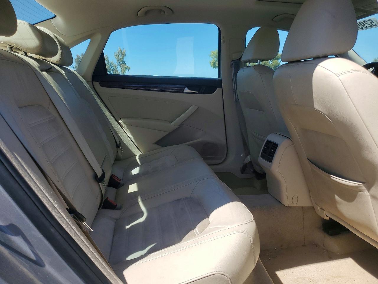 2013 Volkswagen Passat Sel Silver vin: 1VWCP7A36DC009068