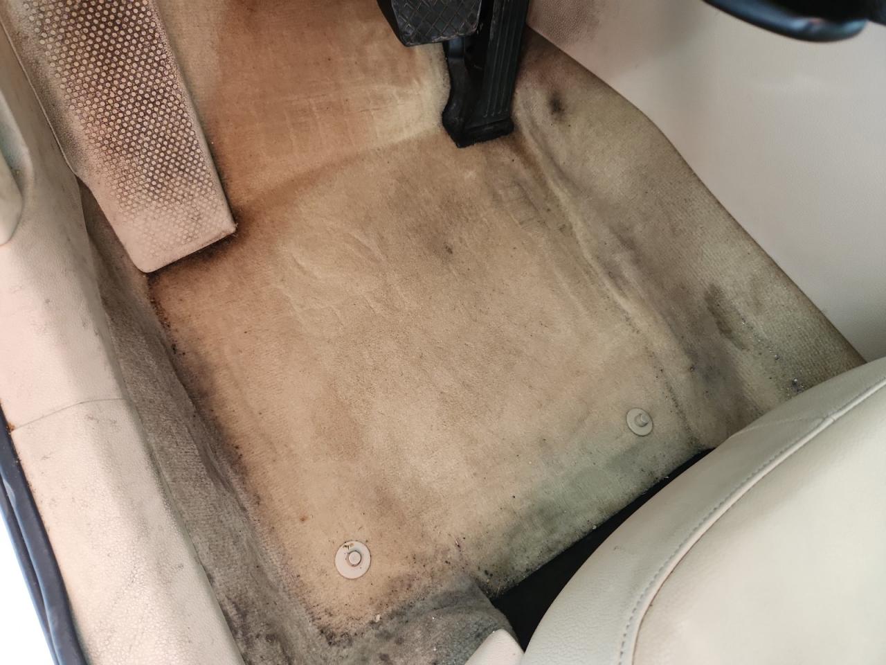 2012 Volkswagen Passat Sel Белый vin: 1VWCP7A38CC023102 Damage: Left Front Carpet, Stained, Permanent
