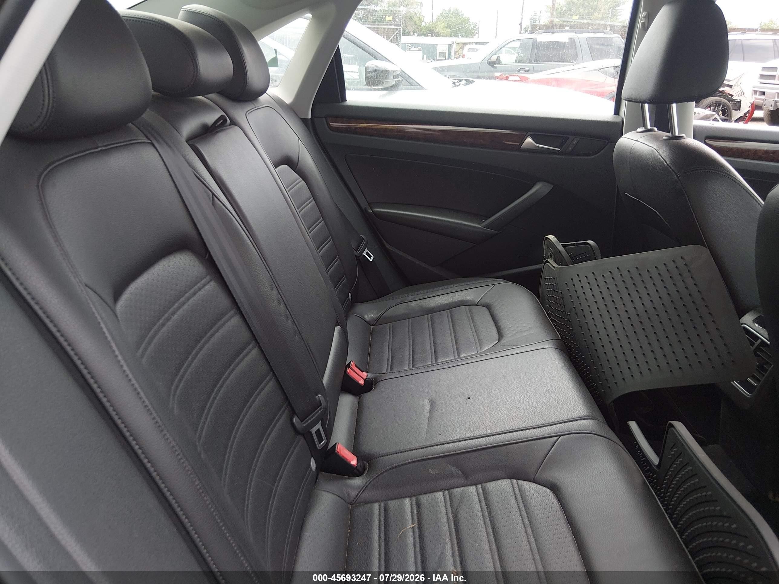 2013 Volkswagen Passat 2.5l Sel Silver vin: 1VWCP7A39DC091555
