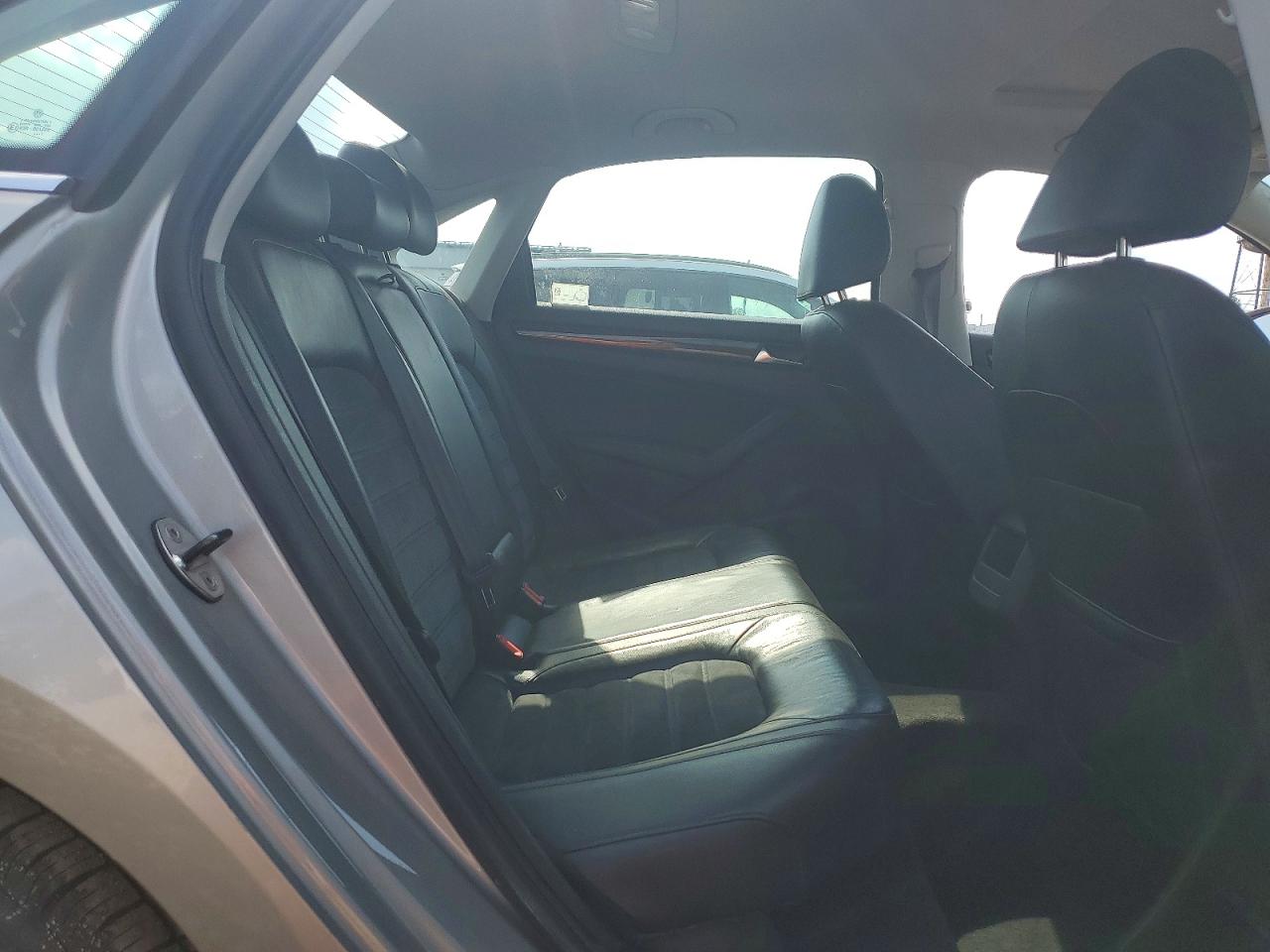 2012 Volkswagen Passat Sel Silver vin: 1VWCP7A3XCC004521