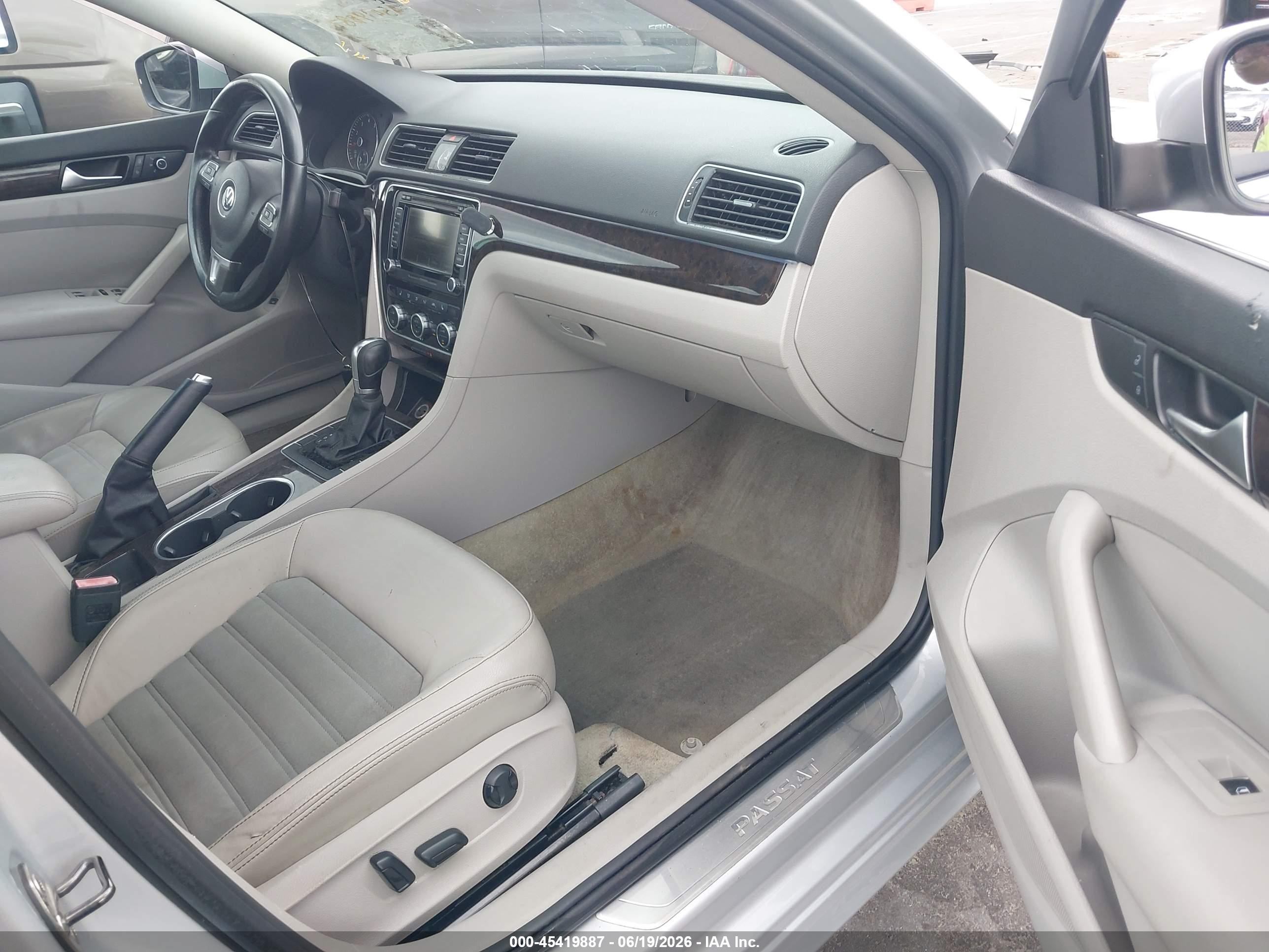 2014 Volkswagen Passat 1.8t Sel Premium Серый vin: 1VWCS7A30EC064101