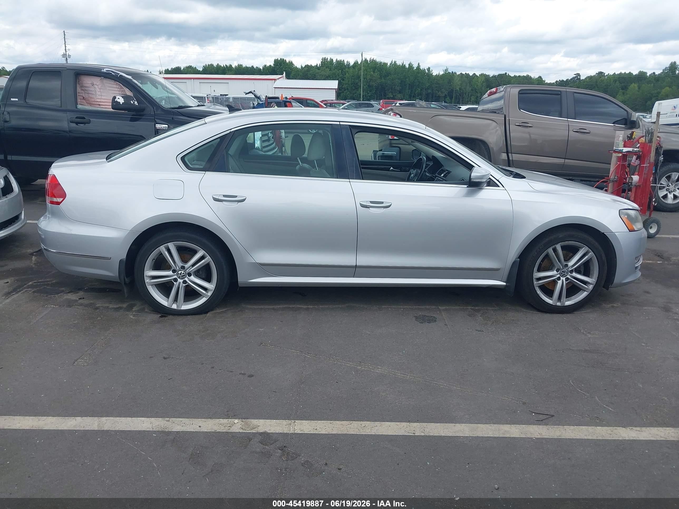 2014 Volkswagen Passat 1.8t Sel Premium Серый vin: 1VWCS7A30EC064101
