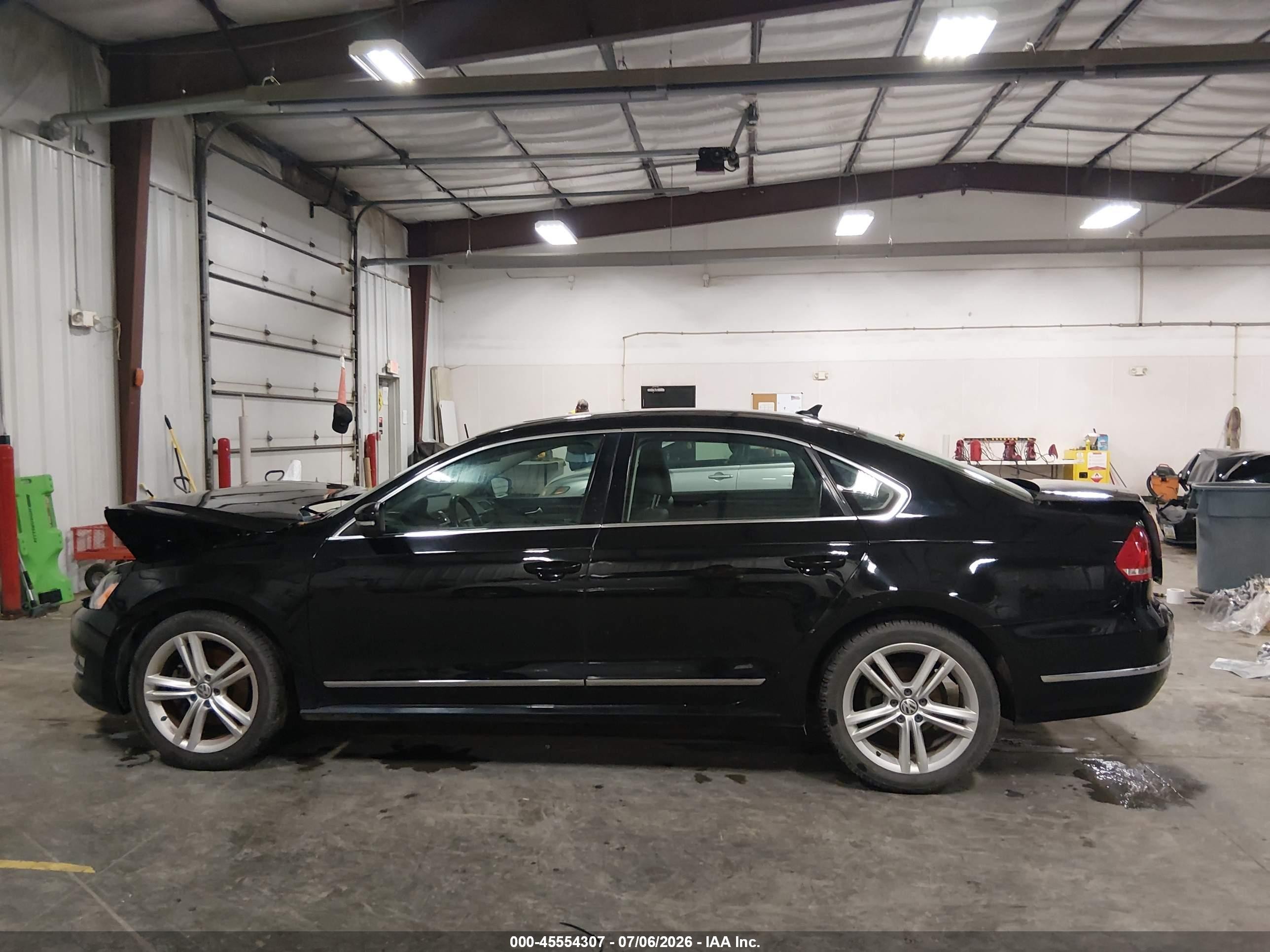2015 Volkswagen Passat 1.8t Sel Premium Черный vin: 1VWCS7A30FC123326