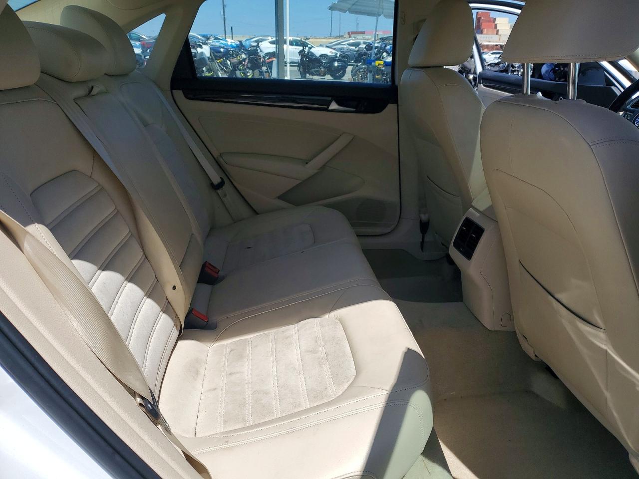 2015 Volkswagen Passat Sel White vin: 1VWCS7A39FC080007