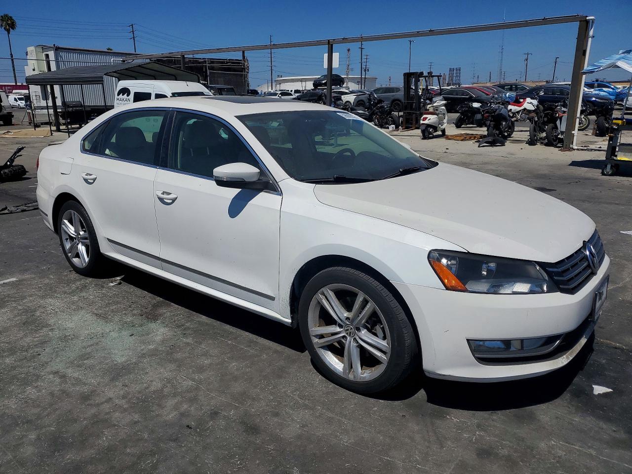 2015 Volkswagen Passat Sel White vin: 1VWCS7A39FC080007