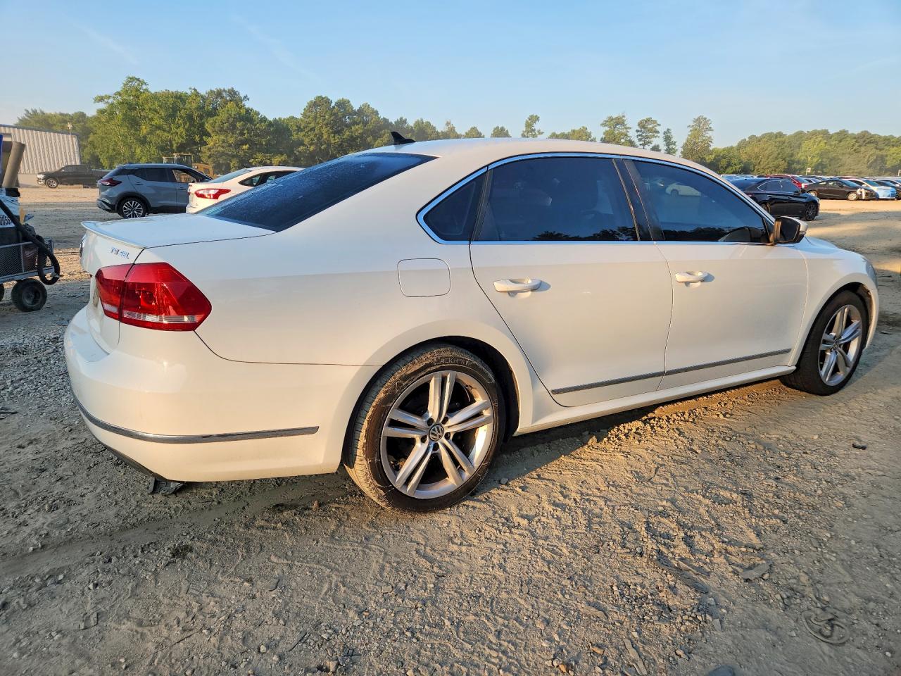 2014 Volkswagen Passat Sel White vin: 1VWCT7A30EC043326