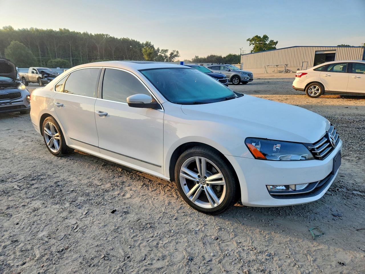 2014 Volkswagen Passat Sel White vin: 1VWCT7A30EC043326