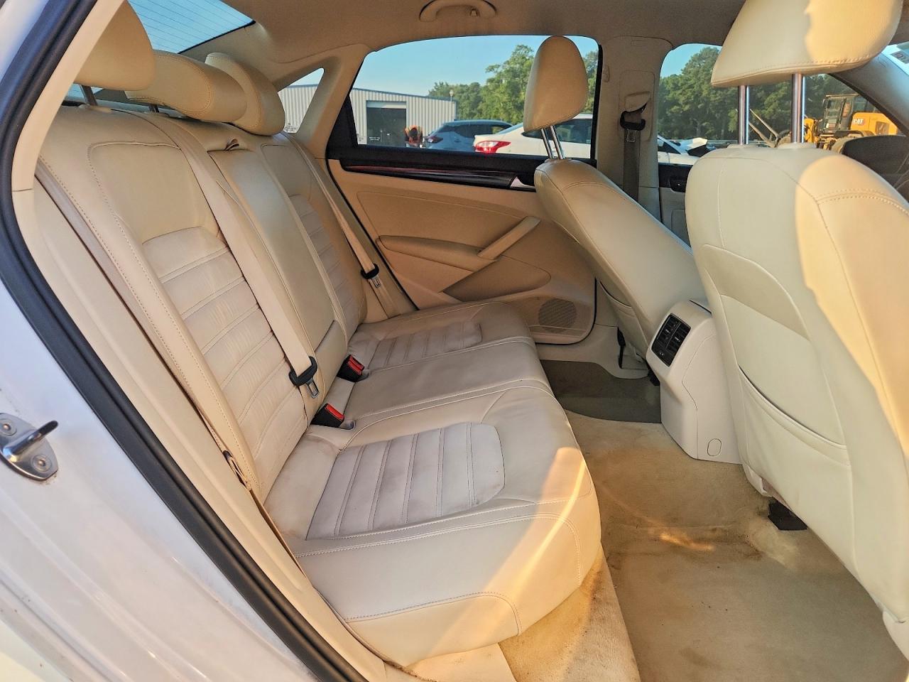 2014 Volkswagen Passat Sel White vin: 1VWCT7A30EC043326