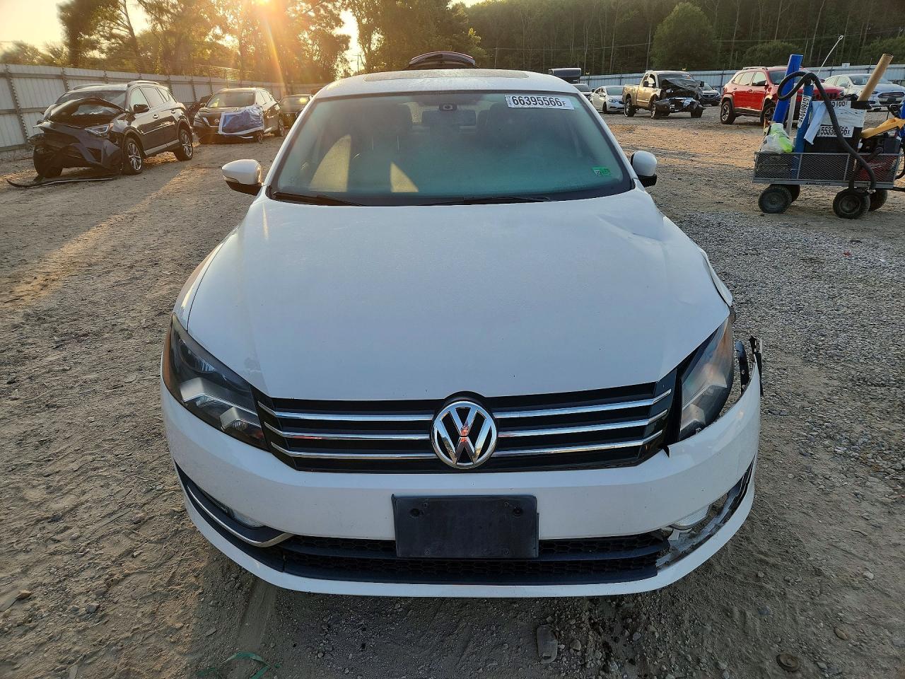 2014 Volkswagen Passat Sel White vin: 1VWCT7A30EC043326