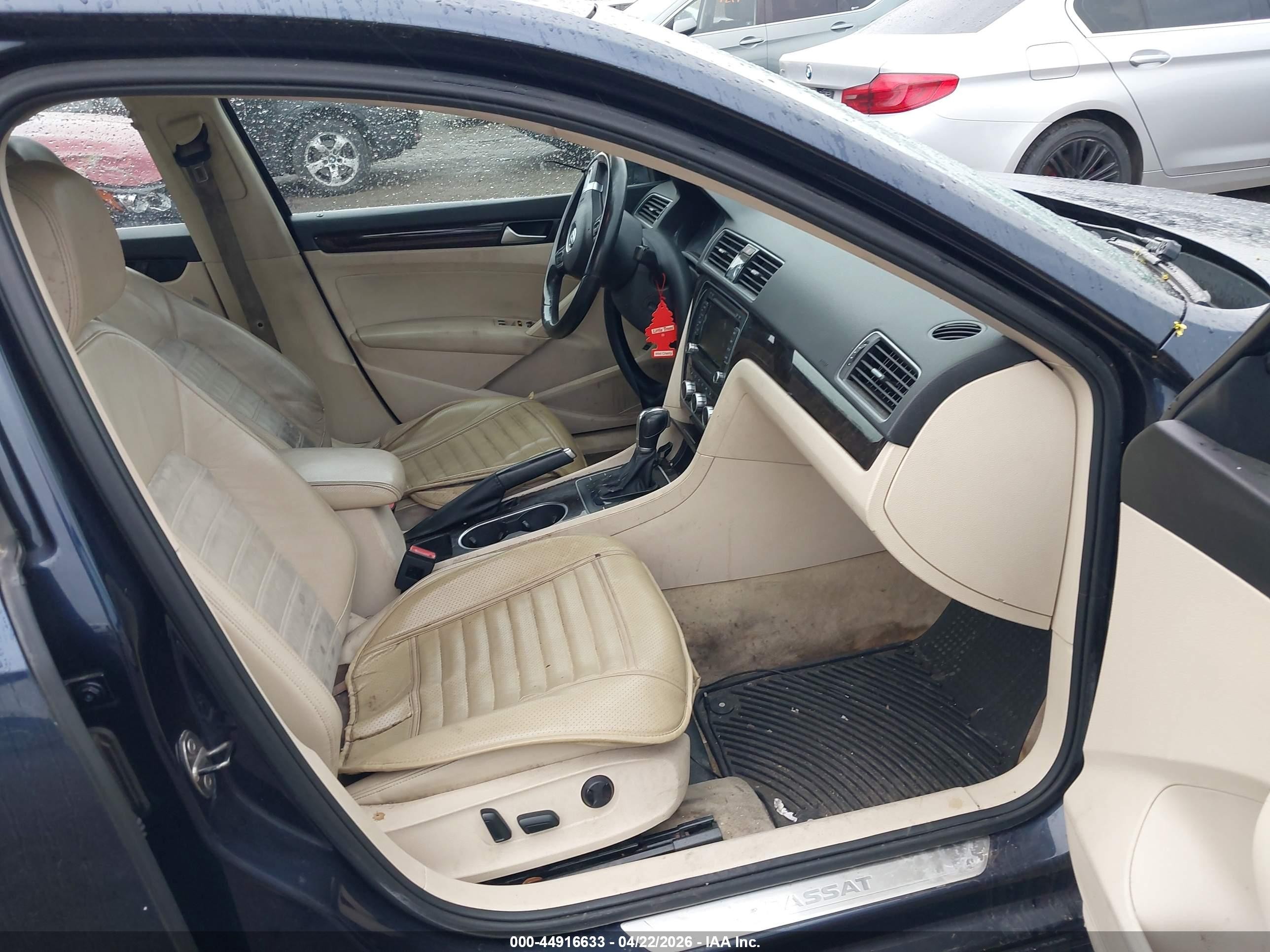 2014 Volkswagen Passat 1.8t Sel Premium Синий vin: 1VWCT7A33EC008800