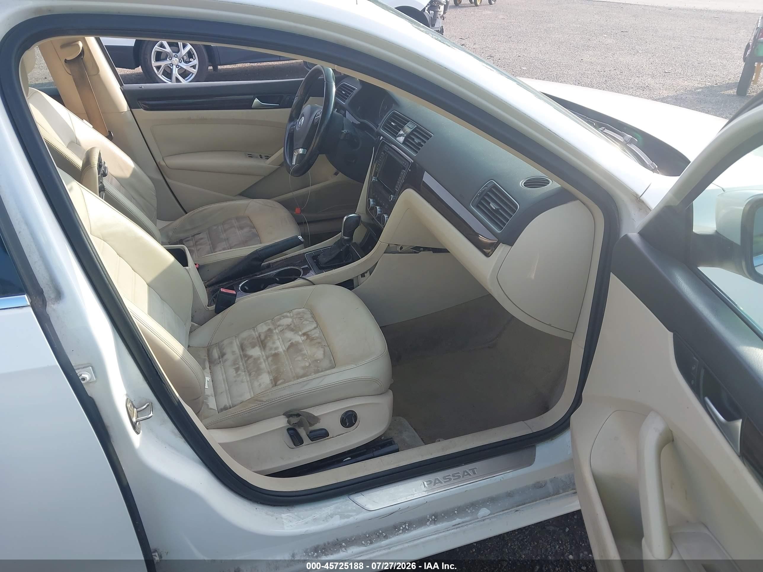2015 Volkswagen Passat 1.8t Sel Premium White vin: 1VWCT7A33FC053401
