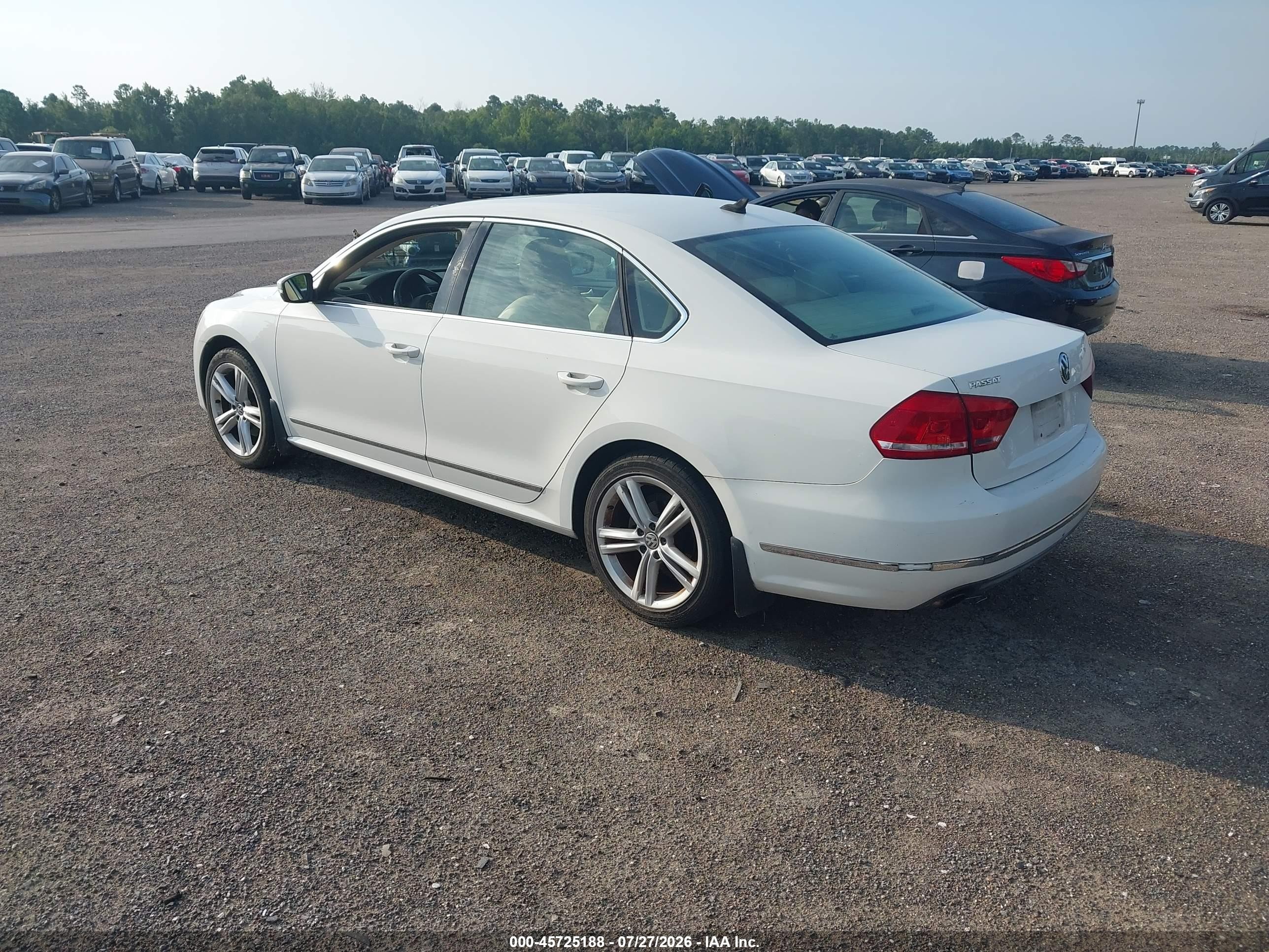 2015 Volkswagen Passat 1.8t Sel Premium White vin: 1VWCT7A33FC053401
