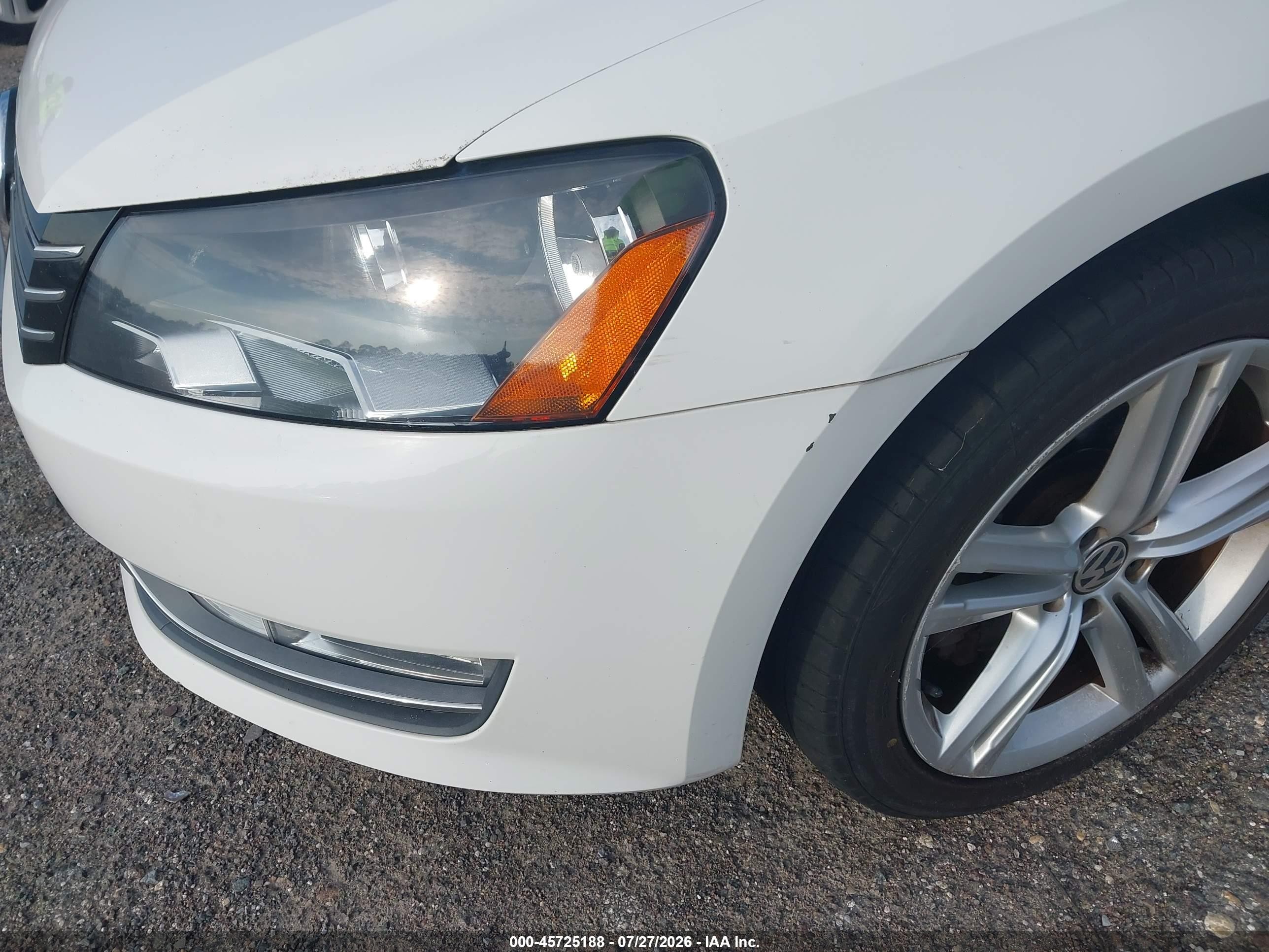 2015 Volkswagen Passat 1.8t Sel Premium White vin: 1VWCT7A33FC053401