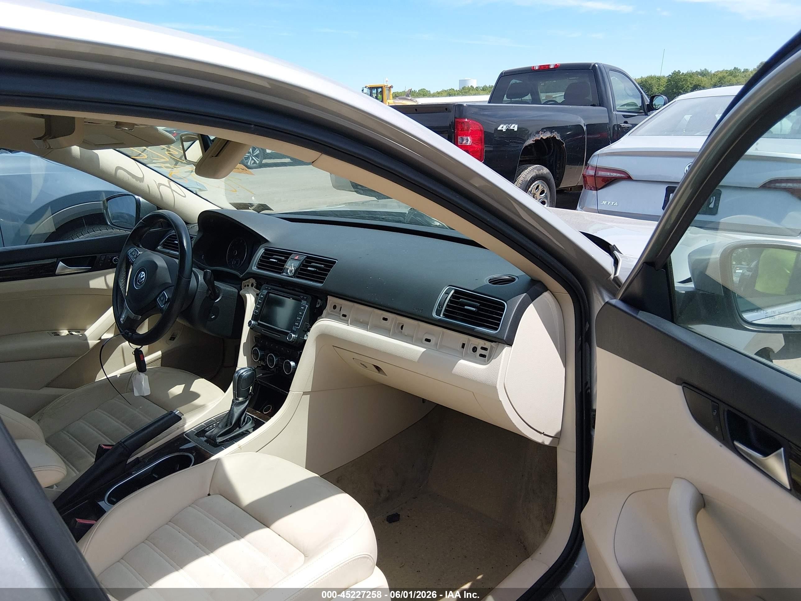 2014 Volkswagen Passat 1.8t Sel Premium Silver vin: 1VWCT7A35EC024447