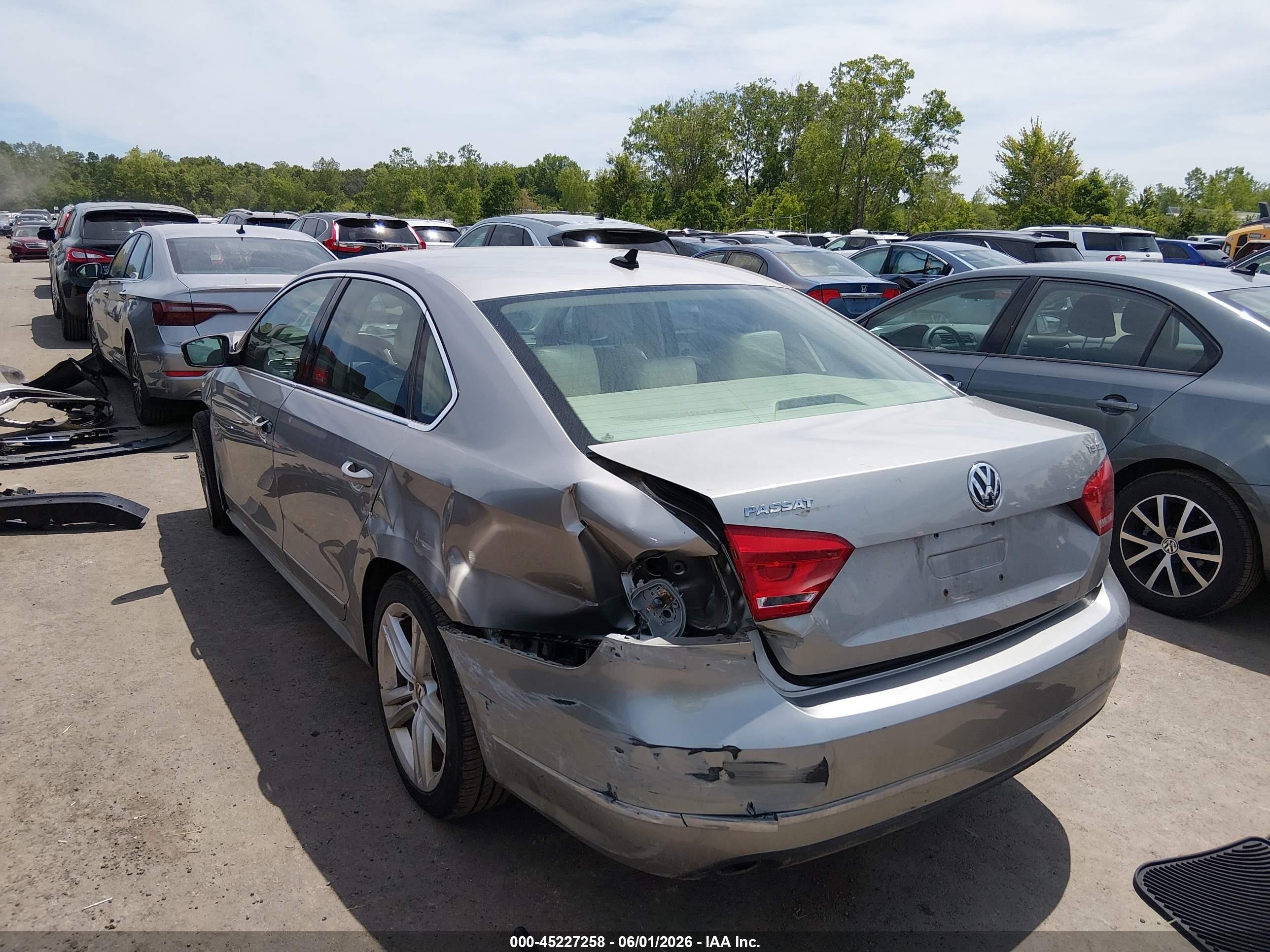 2014 Volkswagen Passat 1.8t Sel Premium Silver vin: 1VWCT7A35EC024447