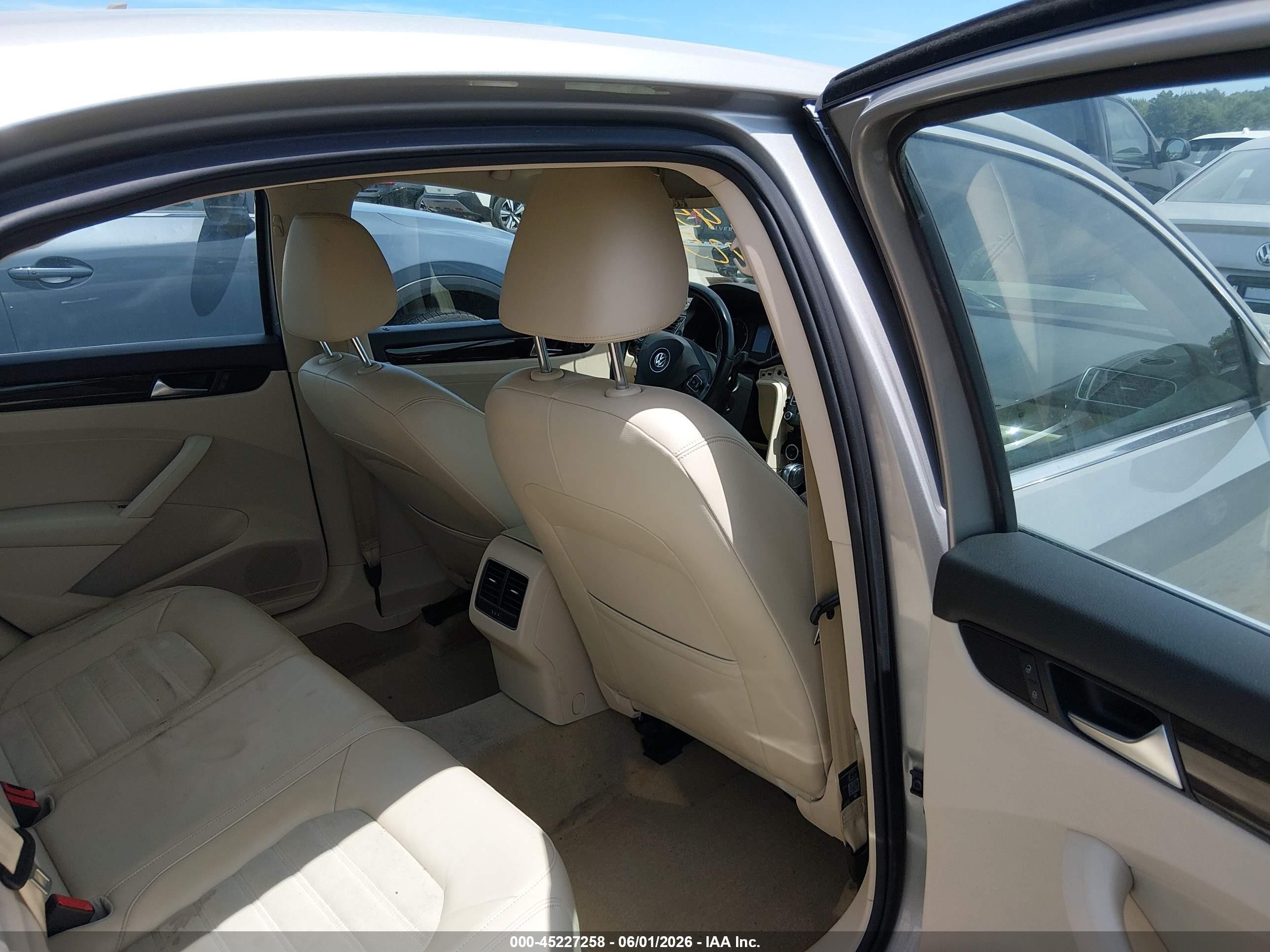 2014 Volkswagen Passat 1.8t Sel Premium Silver vin: 1VWCT7A35EC024447