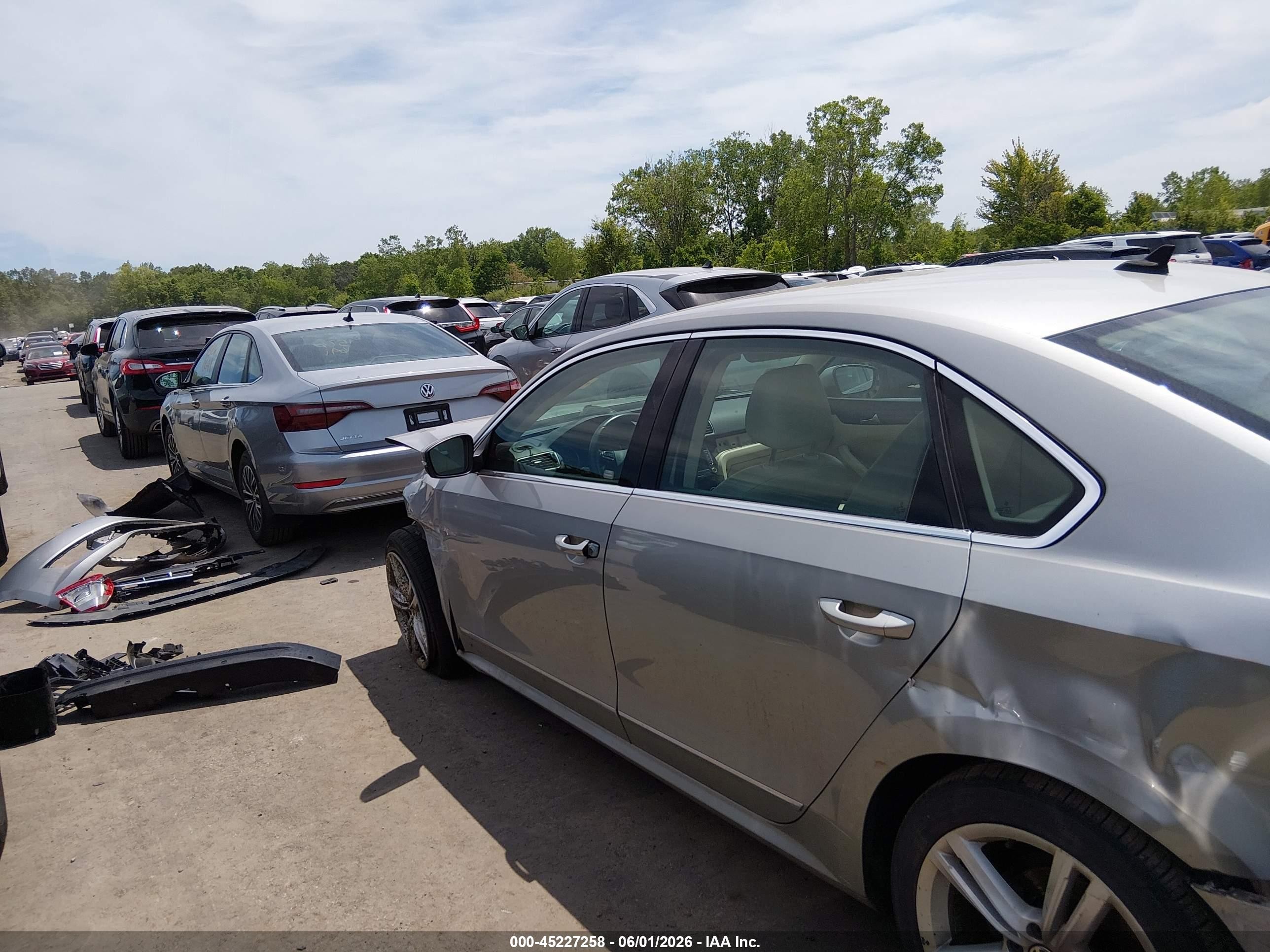 2014 Volkswagen Passat 1.8t Sel Premium Silver vin: 1VWCT7A35EC024447