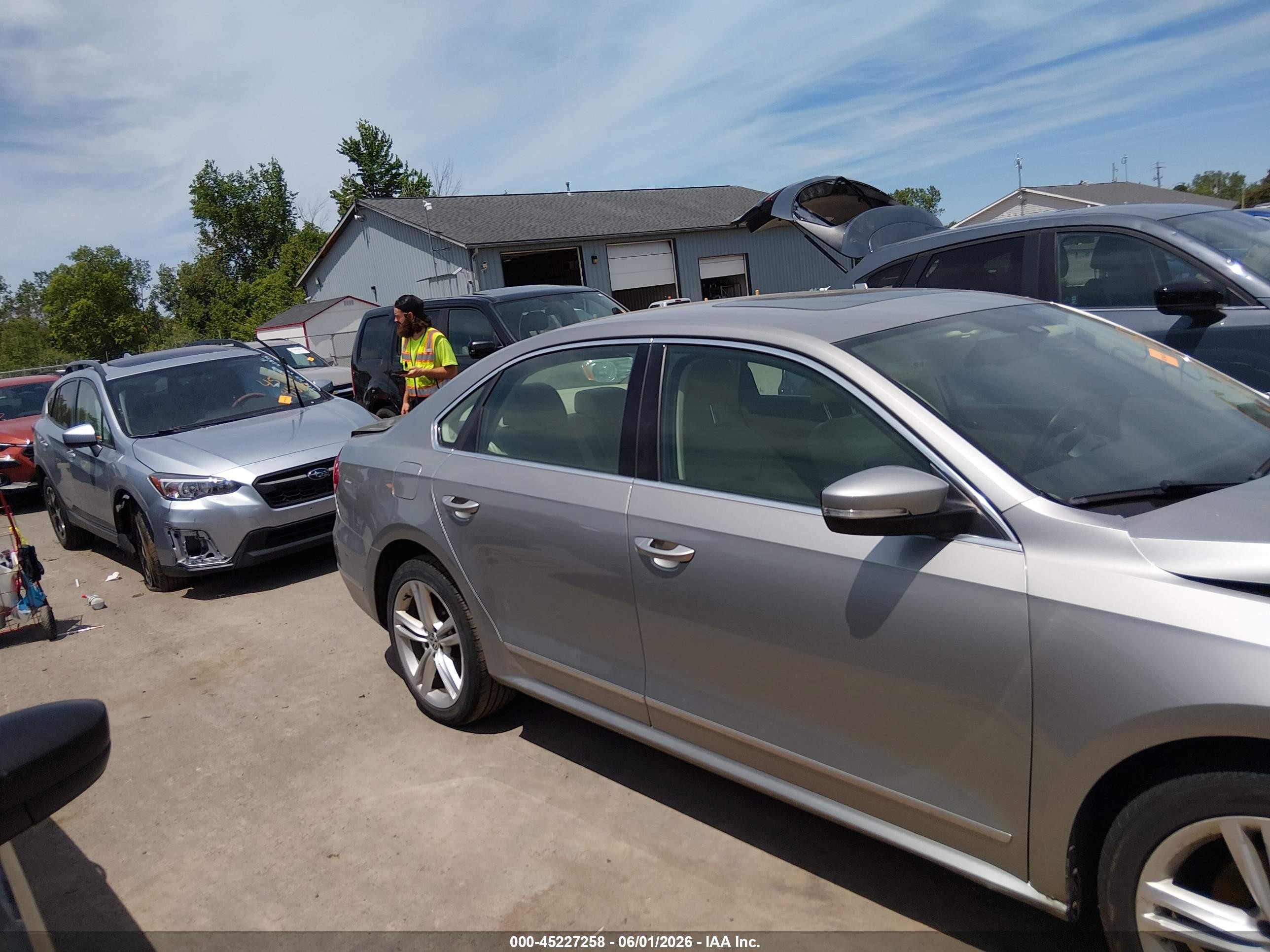 2014 Volkswagen Passat 1.8t Sel Premium Silver vin: 1VWCT7A35EC024447