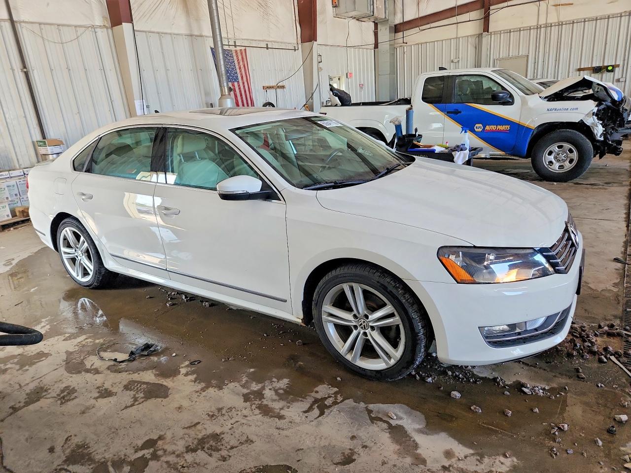 2015 Volkswagen Passat Sel Белый vin: 1VWCT7A35FC037815
