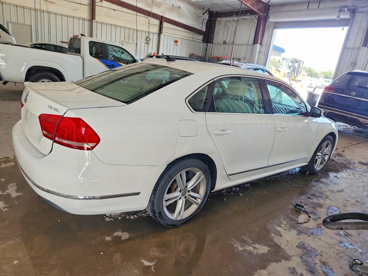 2015 Volkswagen Passat Sel Белый vin: 1VWCT7A35FC037815