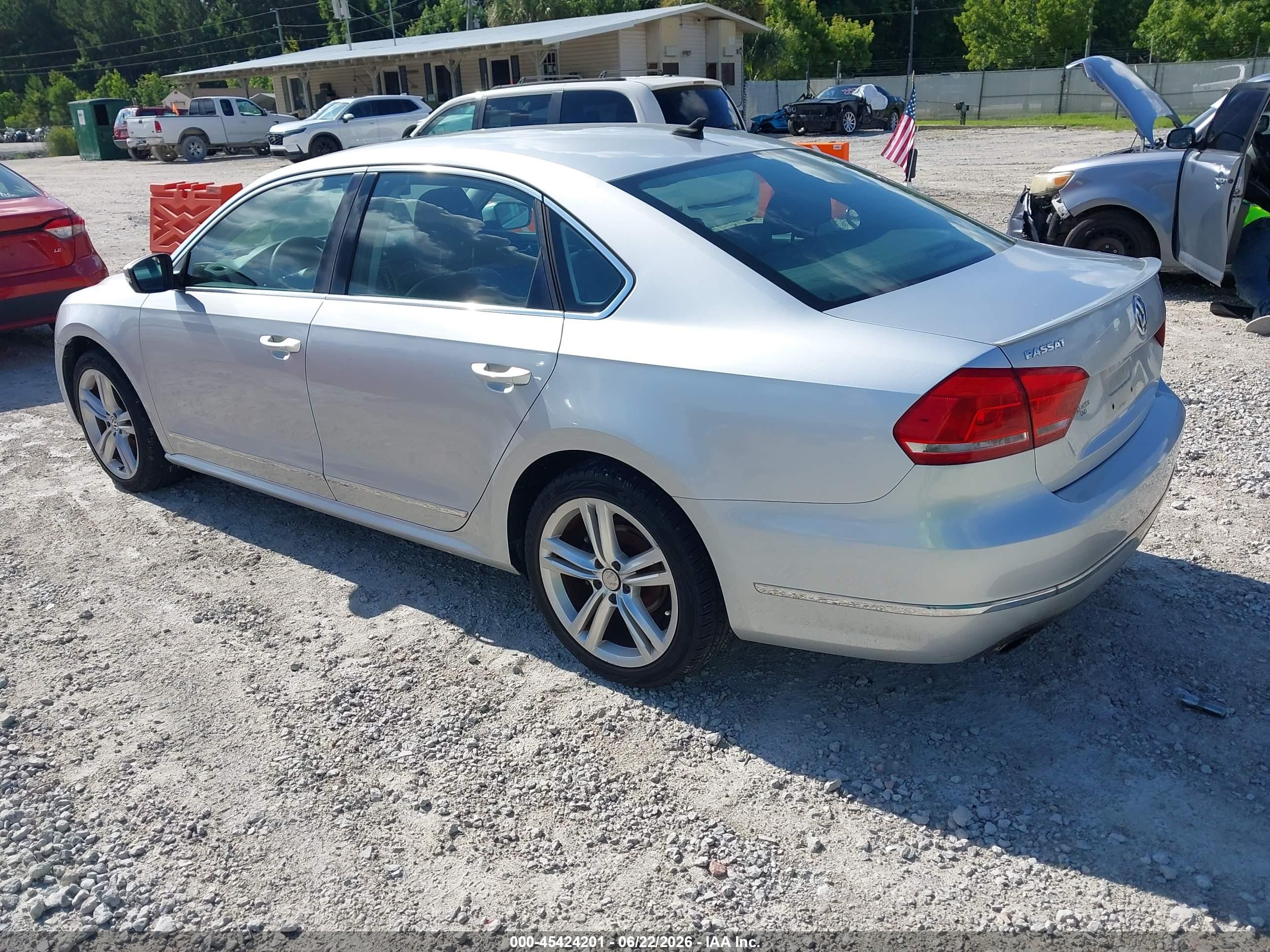 2014 Volkswagen Passat 1.8t Sel Premium Silver vin: 1VWCT7A36EC051754