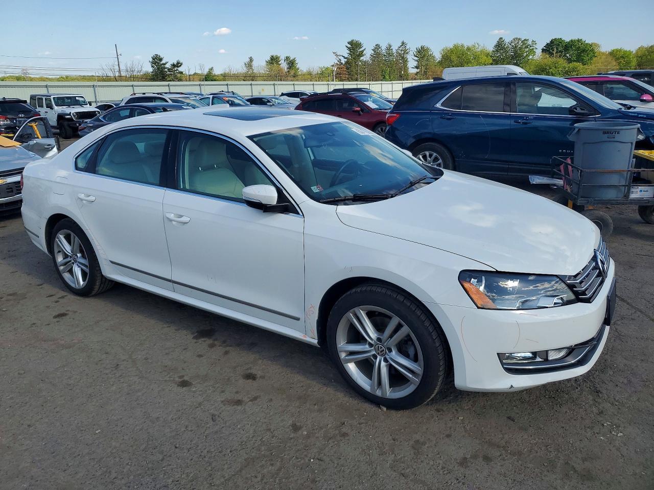 2014 Volkswagen Passat Sel Белый vin: 1VWCT7A36EC082227