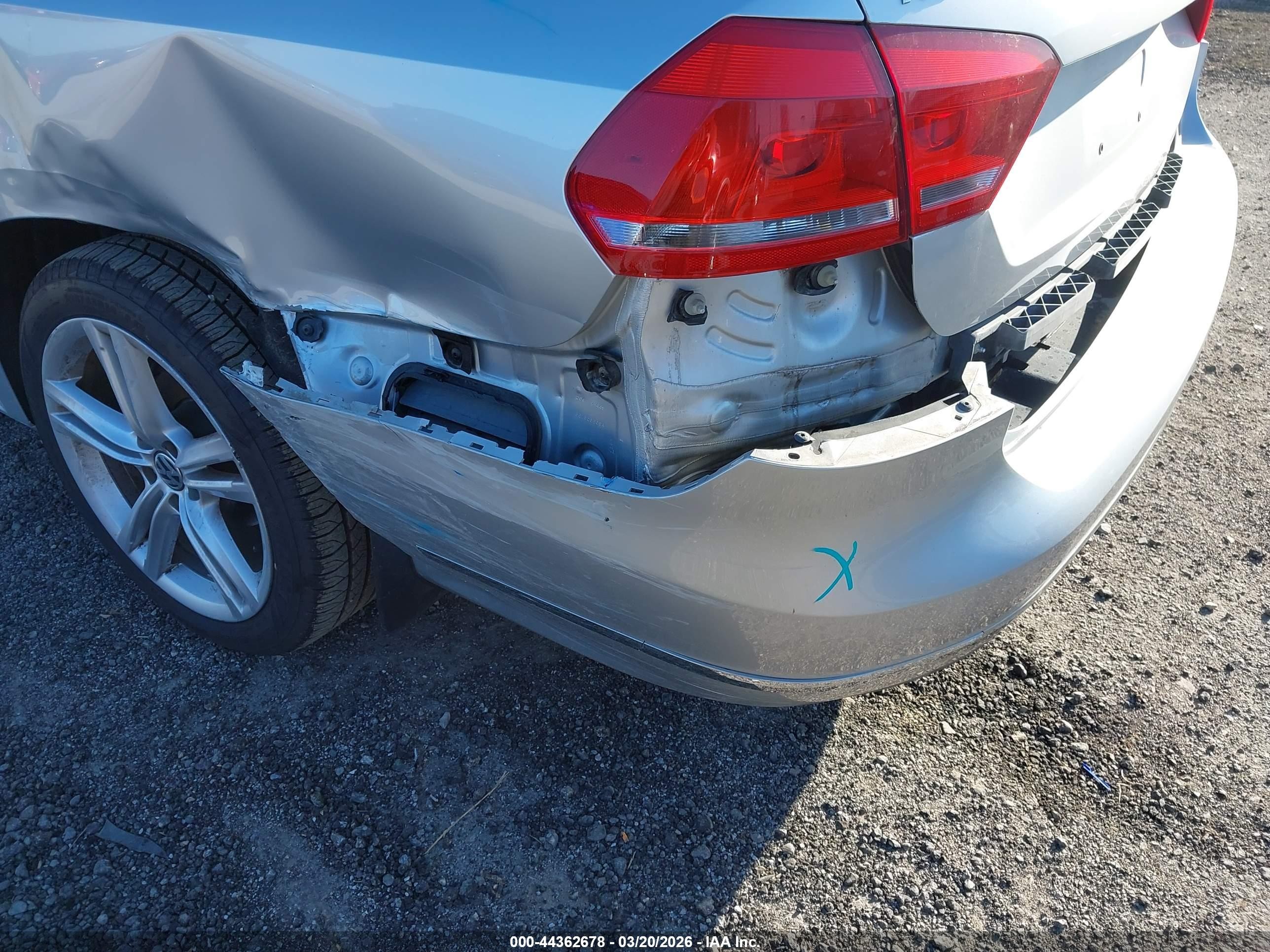 2015 Volkswagen Passat 2.0l Tdi Sel Premium Серебряный vin: 1VWCV7A30FC012038