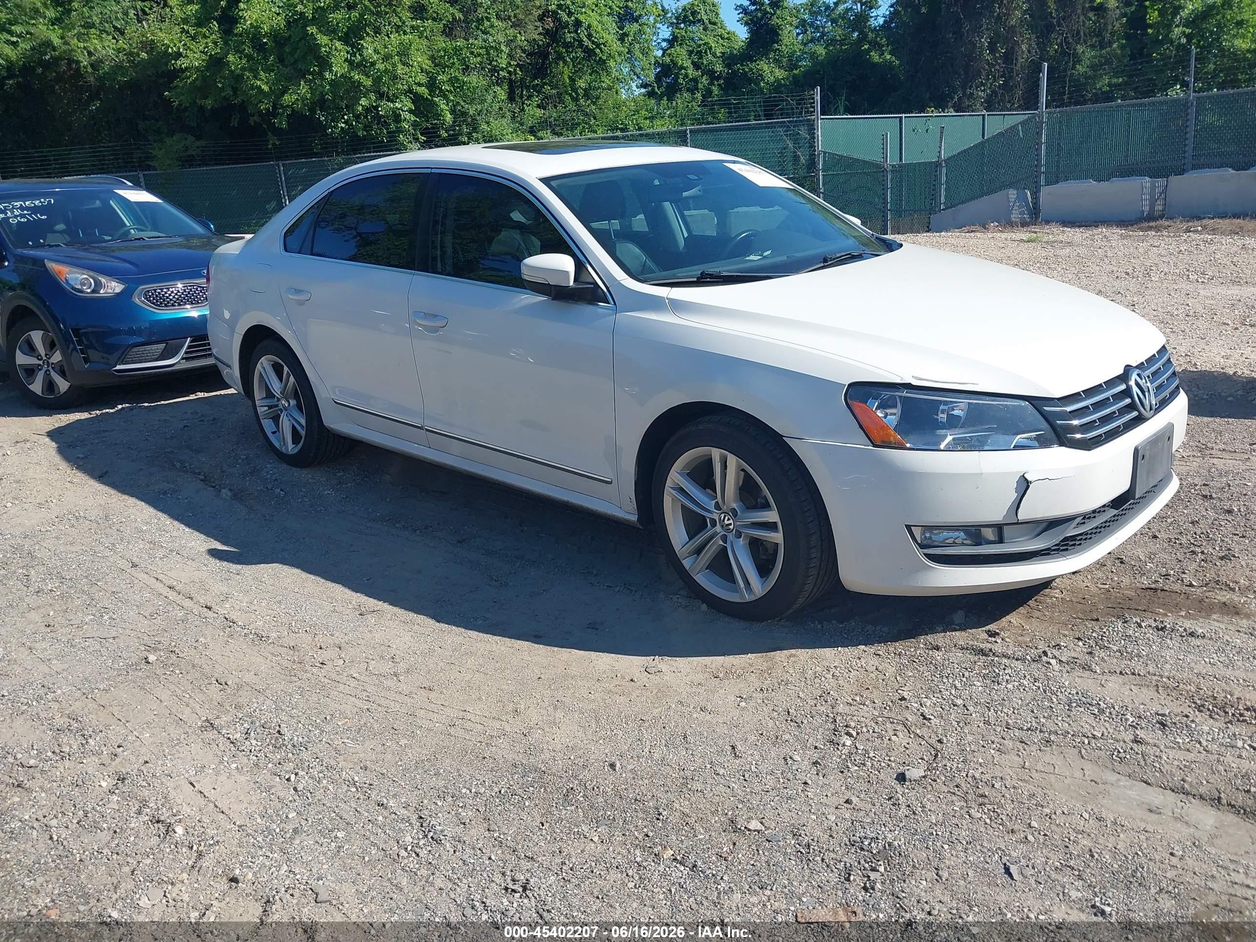 2015 Volkswagen Passat 2.0l Tdi Sel Premium White vin: 1VWCV7A30FC026330