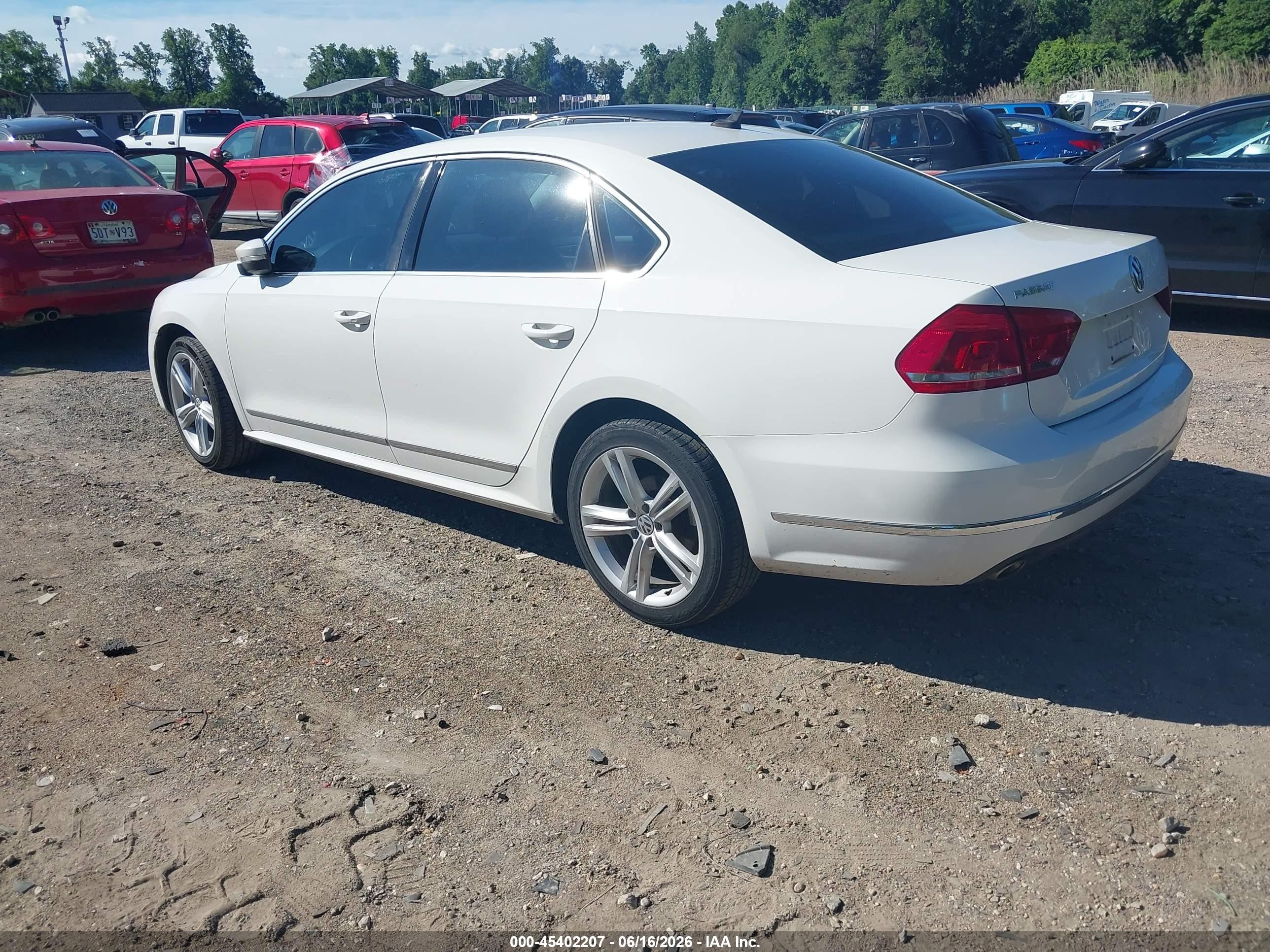2015 Volkswagen Passat 2.0l Tdi Sel Premium White vin: 1VWCV7A30FC026330