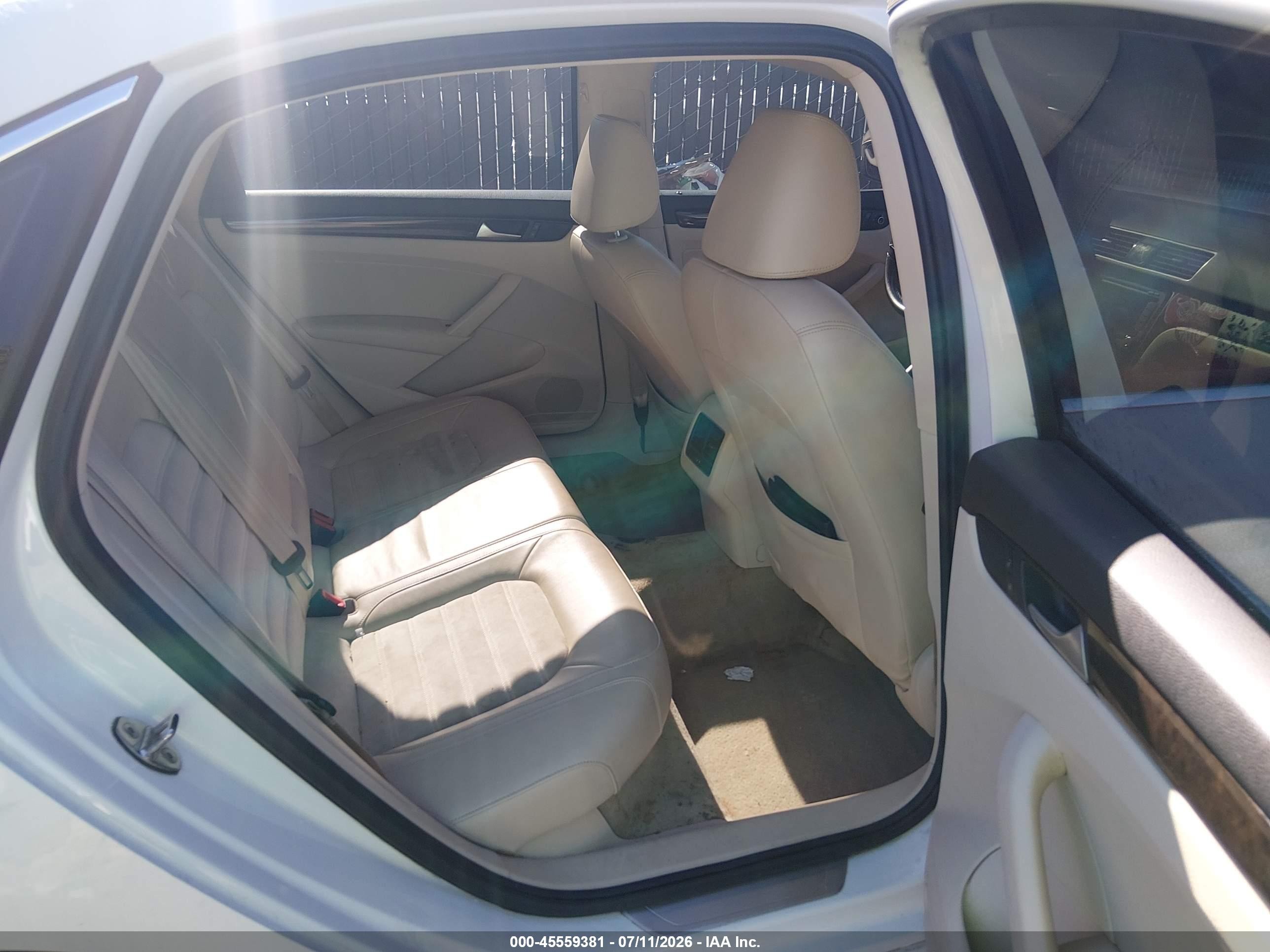 2015 Volkswagen Passat 2.0l Tdi Sel Premium White vin: 1VWCV7A34FC088765