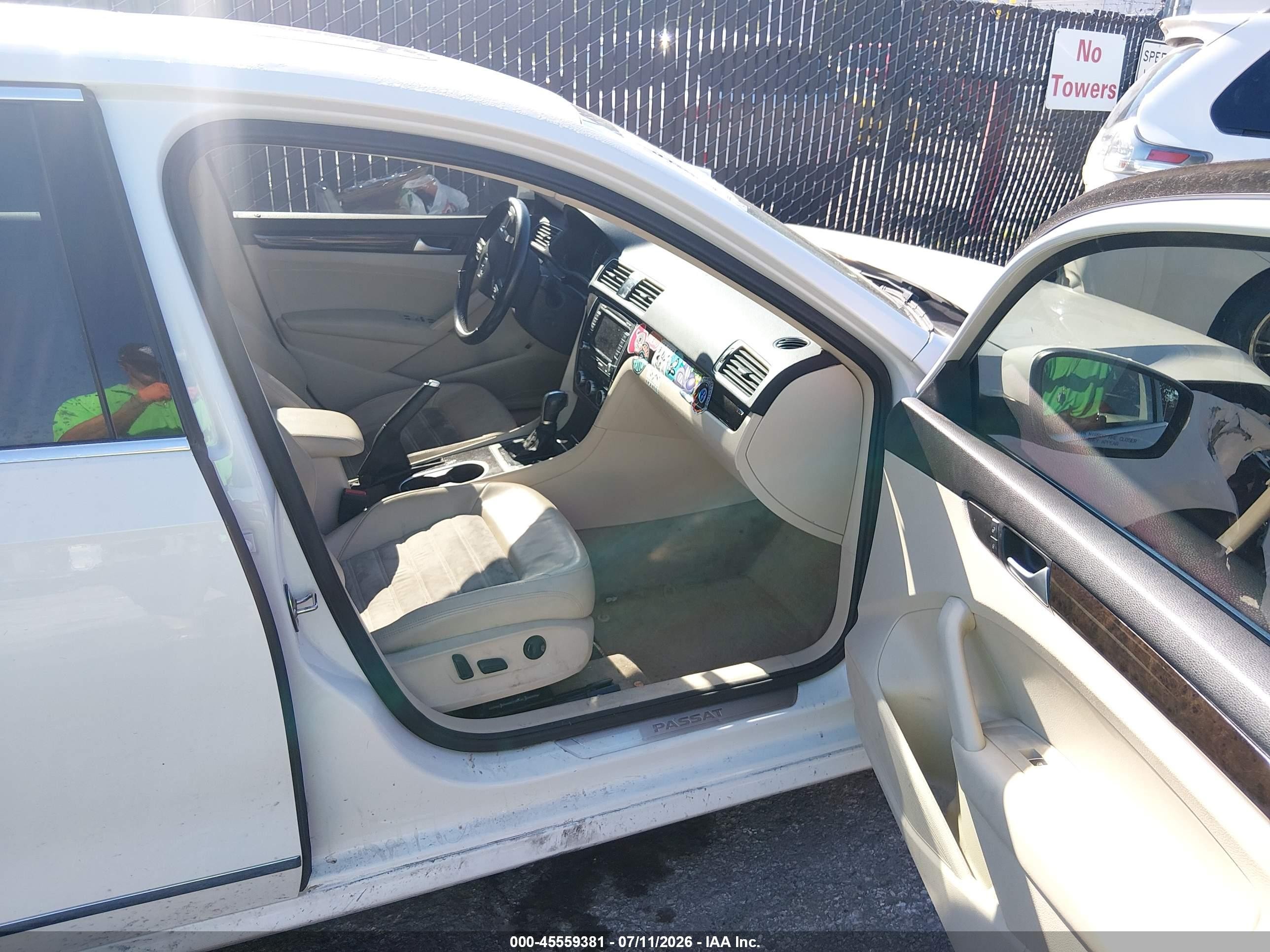 2015 Volkswagen Passat 2.0l Tdi Sel Premium White vin: 1VWCV7A34FC088765
