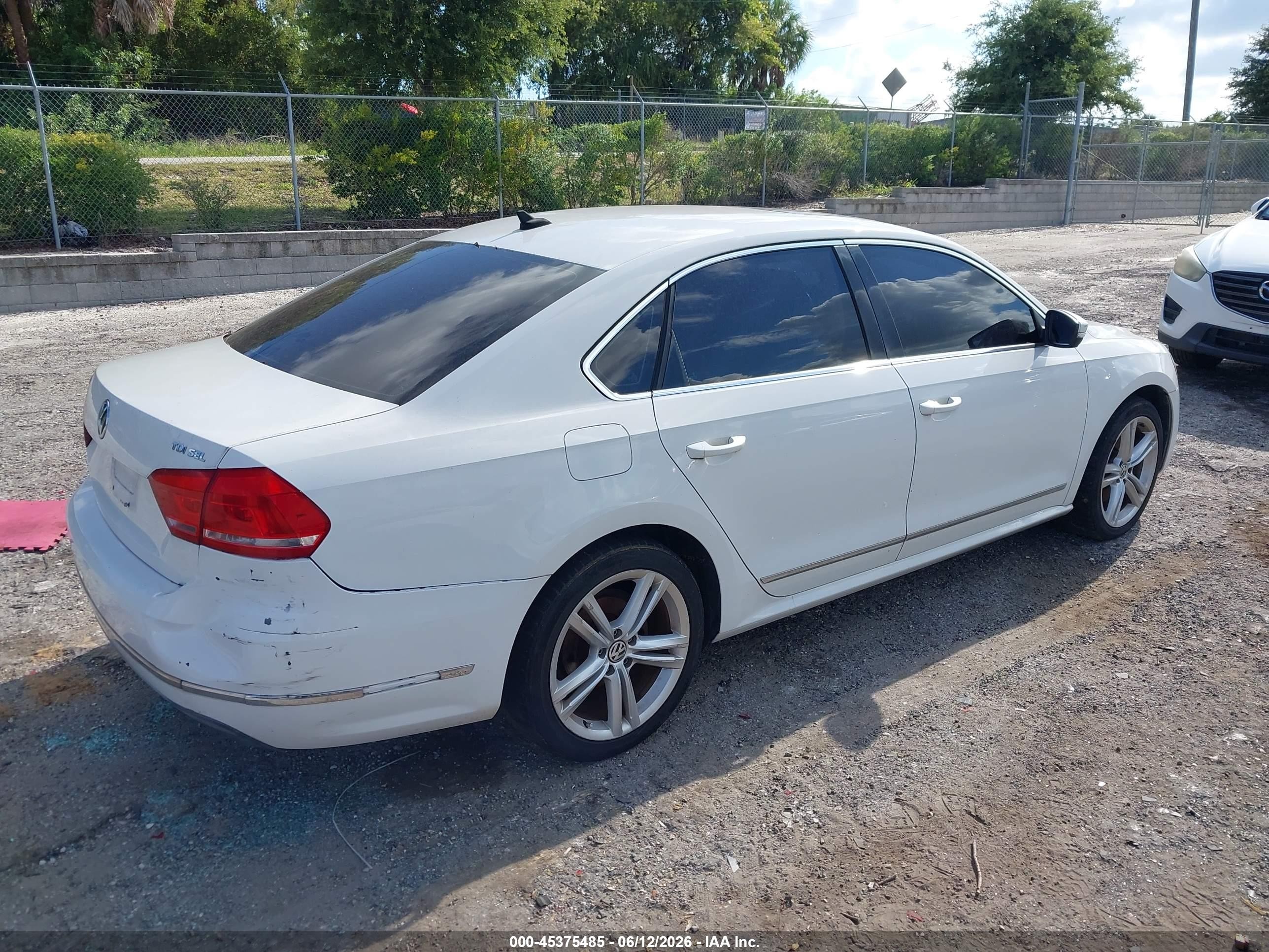 2015 Volkswagen Passat 2.0l Tdi Sel Premium White vin: 1VWCV7A35FC028753