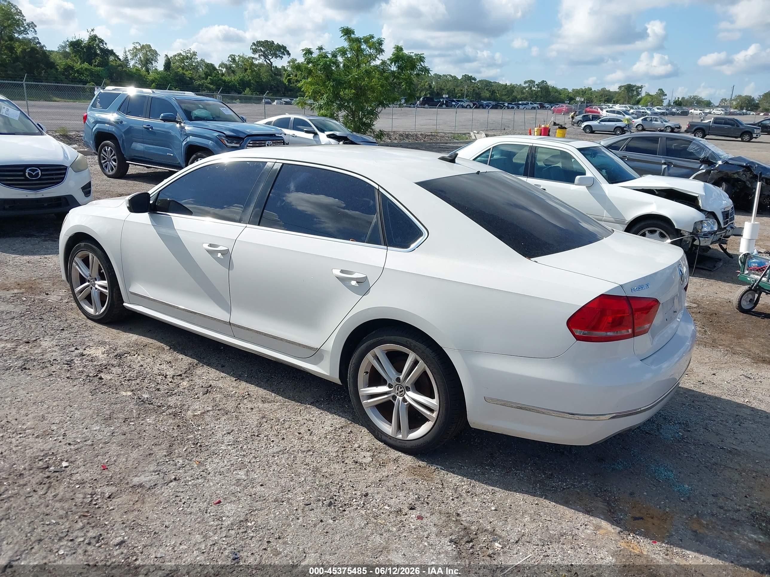 2015 Volkswagen Passat 2.0l Tdi Sel Premium White vin: 1VWCV7A35FC028753