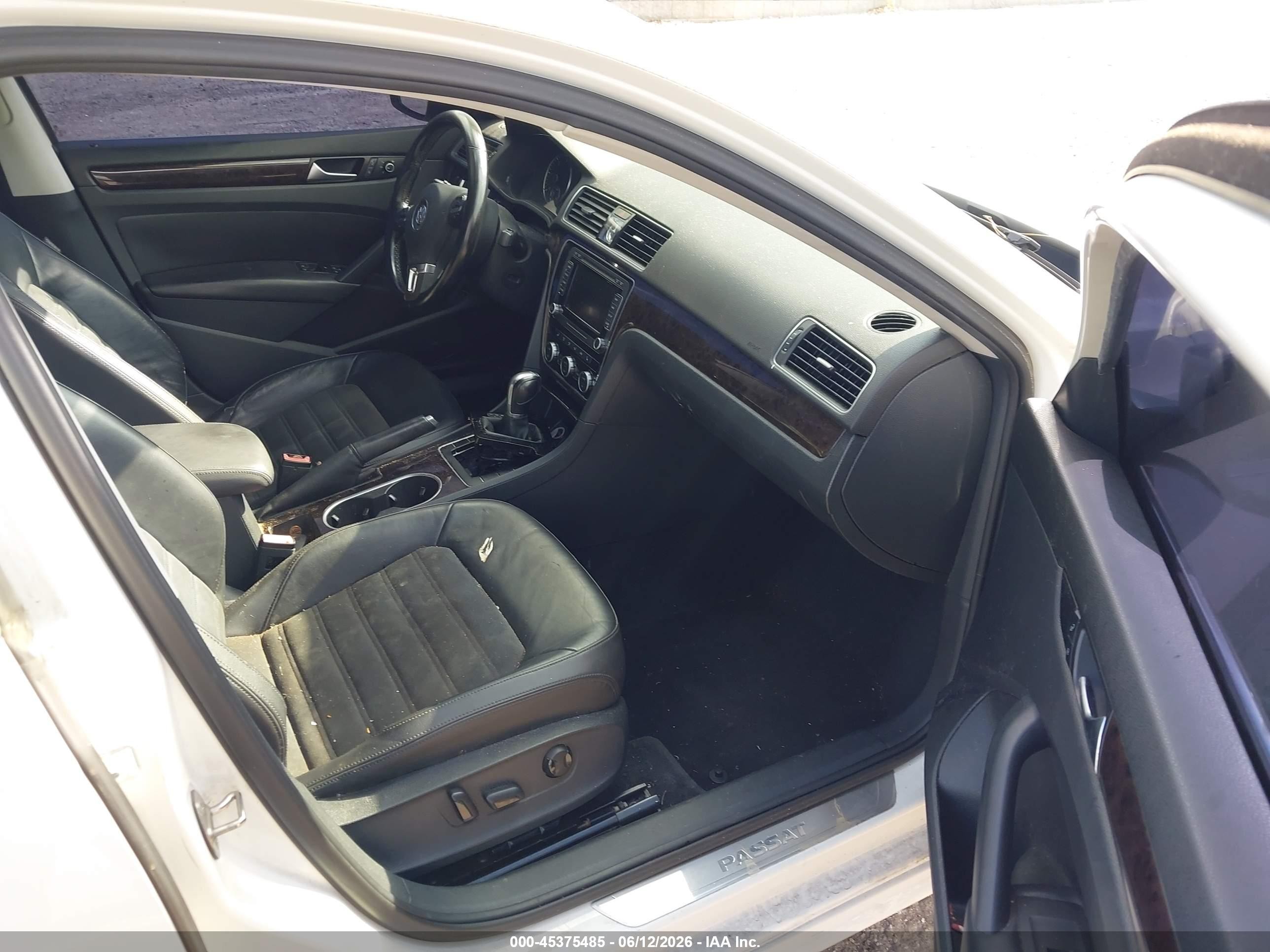 2015 Volkswagen Passat 2.0l Tdi Sel Premium White vin: 1VWCV7A35FC028753