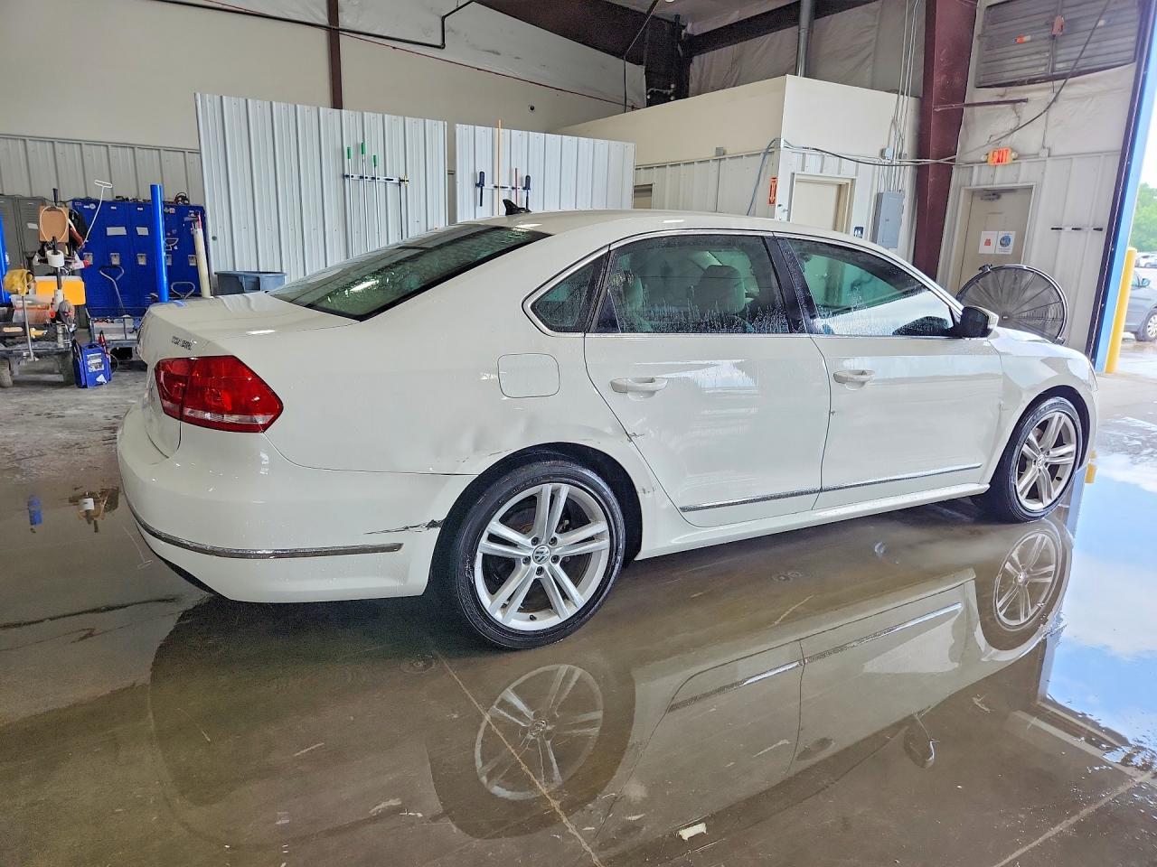 2015 Volkswagen Passat Sel White vin: 1VWCV7A35FC084949