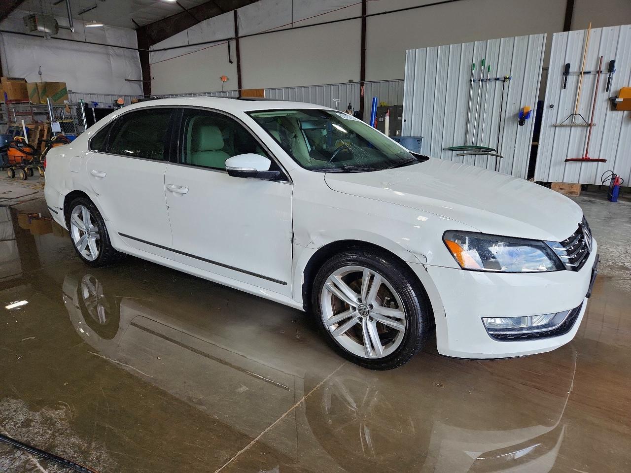 2015 Volkswagen Passat Sel White vin: 1VWCV7A35FC084949