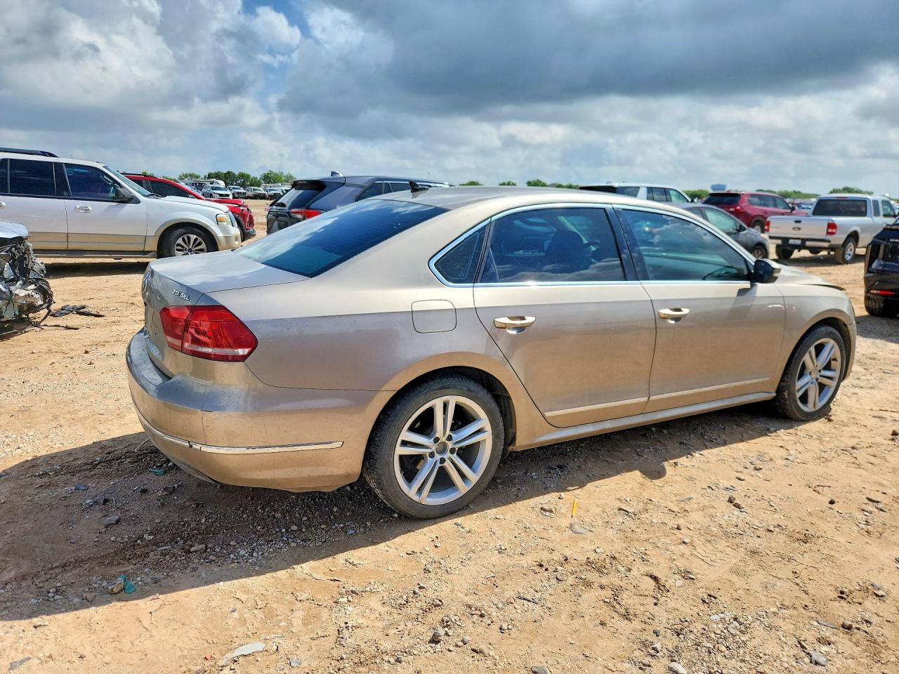 2015 Volkswagen Passat Sel Tan vin: 1VWCV7A36FC048512