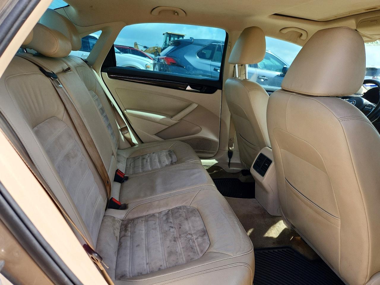 2015 Volkswagen Passat Sel Tan vin: 1VWCV7A36FC048512